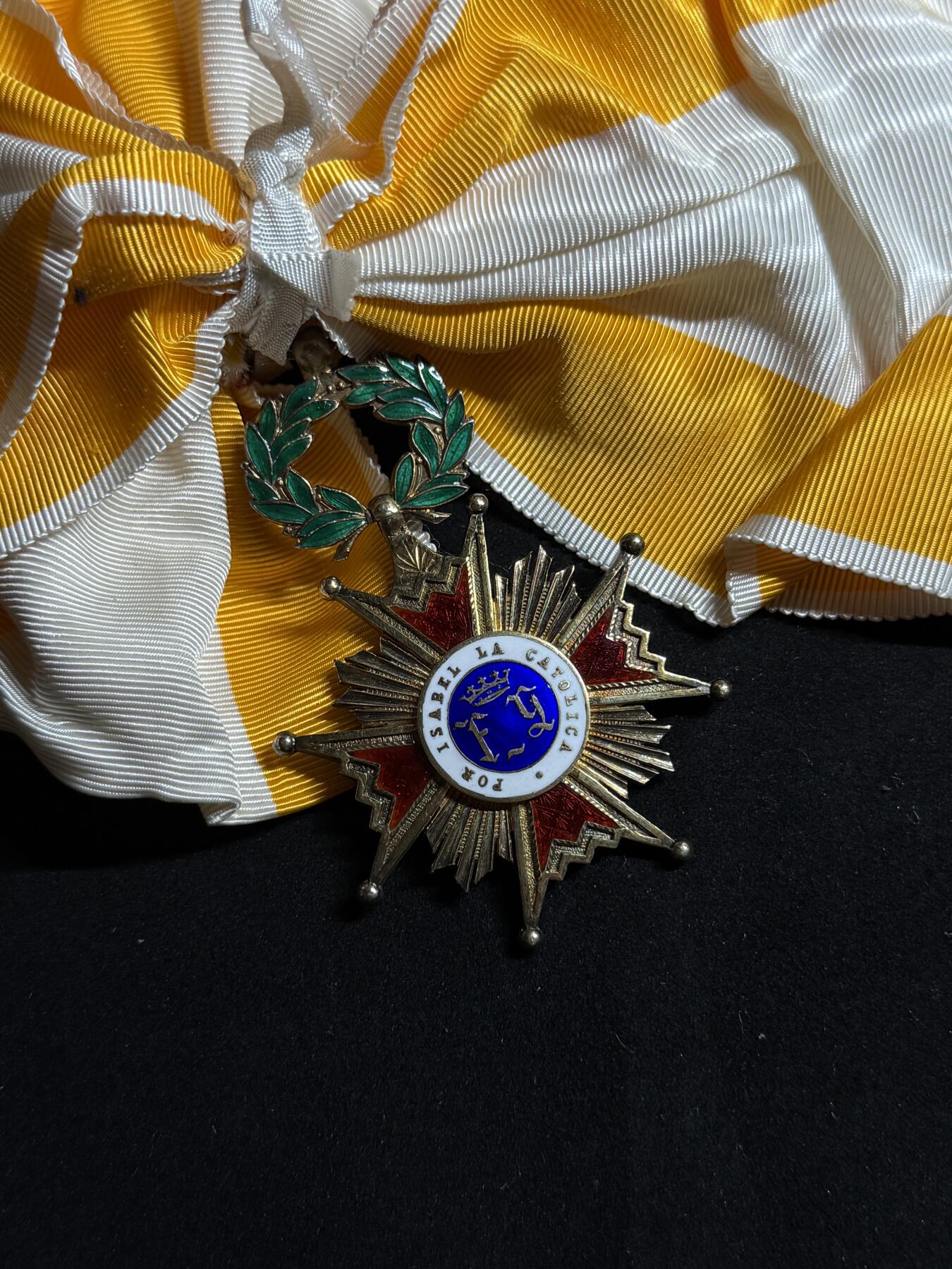 欢庆元旦！戎马世界章牌大赏第109期元旦大拍 西班牙大十字级伊莎贝拉勋章大绶，带盒子，缺少星芒章，佛朗哥时期版本，早期银制，少见
