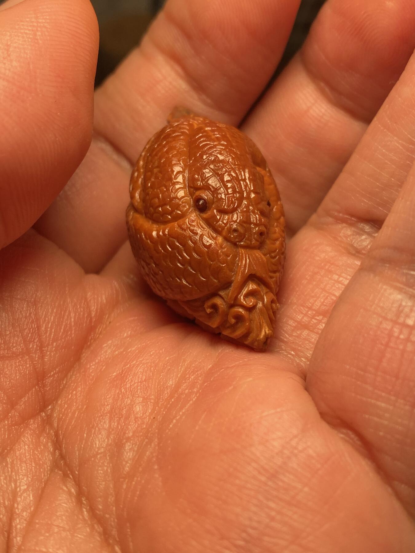 以核会友，中国非物质文化遗产苏工核雕手作 福利苏工核雕，纯手工雕刻一叶暴富，灵蛇单籽个性十足，等待有缘人，市场无同款，尺寸2。0x4.1喜欢的来