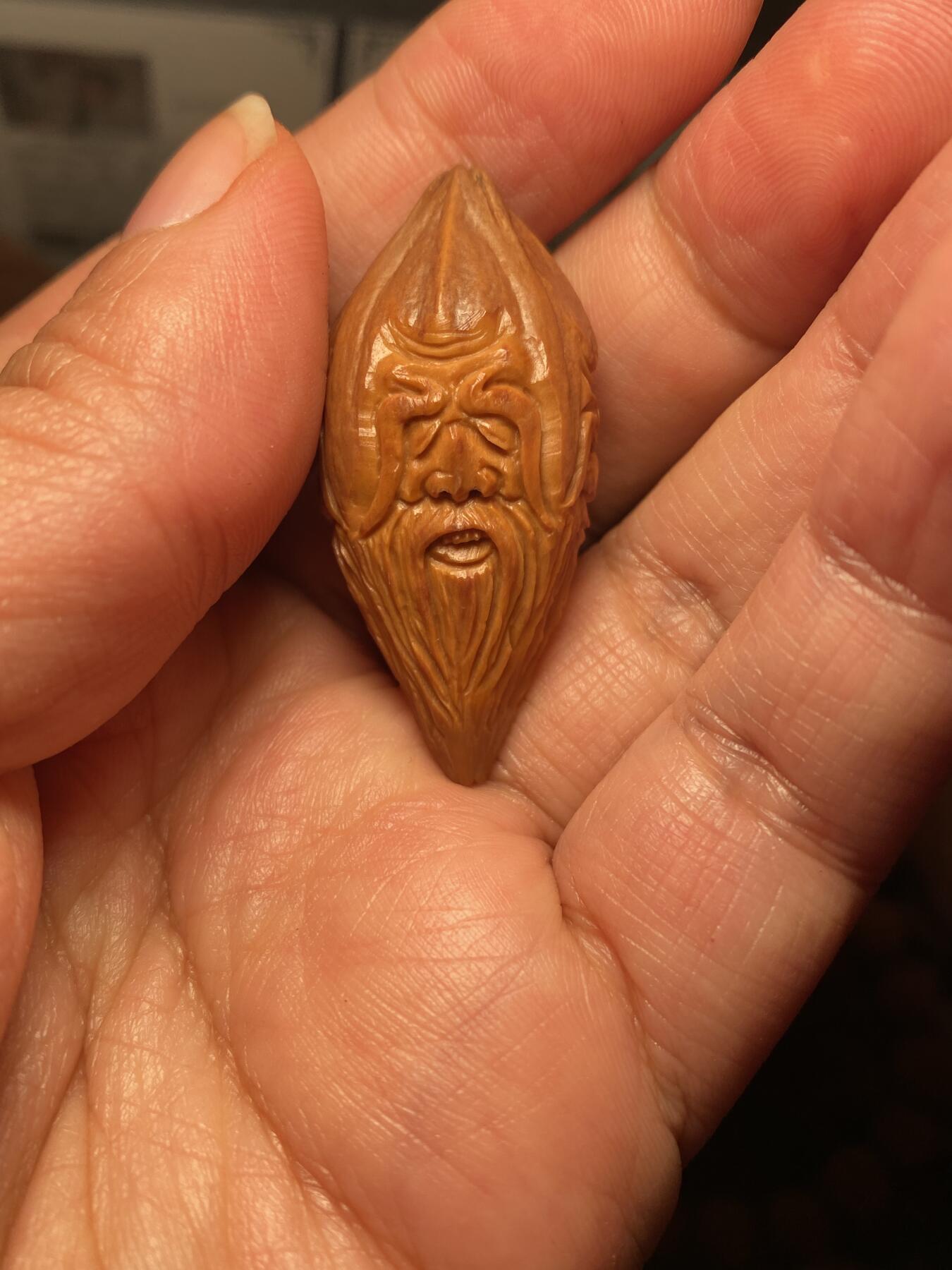 以核会友，中国非物质文化遗产苏工核雕手作 福利苏工核雕，纯手工雕刻，四花梅林大核仙翁百态，四个表情，个性十足，等待有缘人，市场无同款，尺寸2。18x4.65喜欢的来