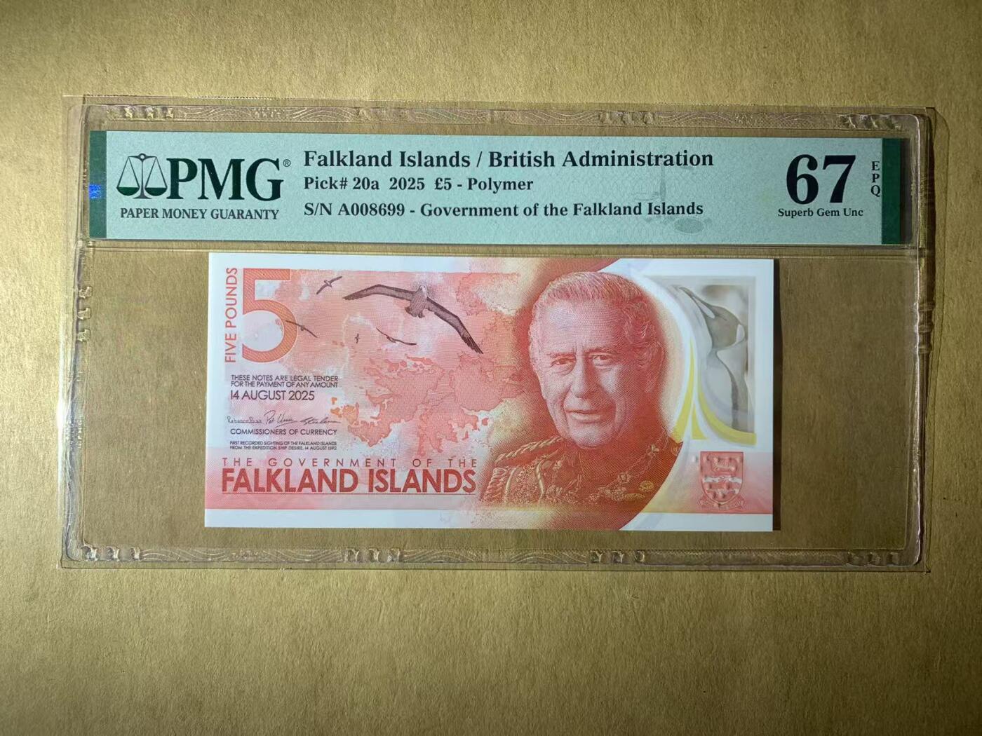 【礼羽收藏】🌏世界钱币拍卖第118期 【A008699】全新UNC 2025年福克兰群岛查尔斯5镑 塑料钞 AA首发冠 无3457尾8699 千位号  倒置号 圆圆倒置号 PMG67 高分靓号
