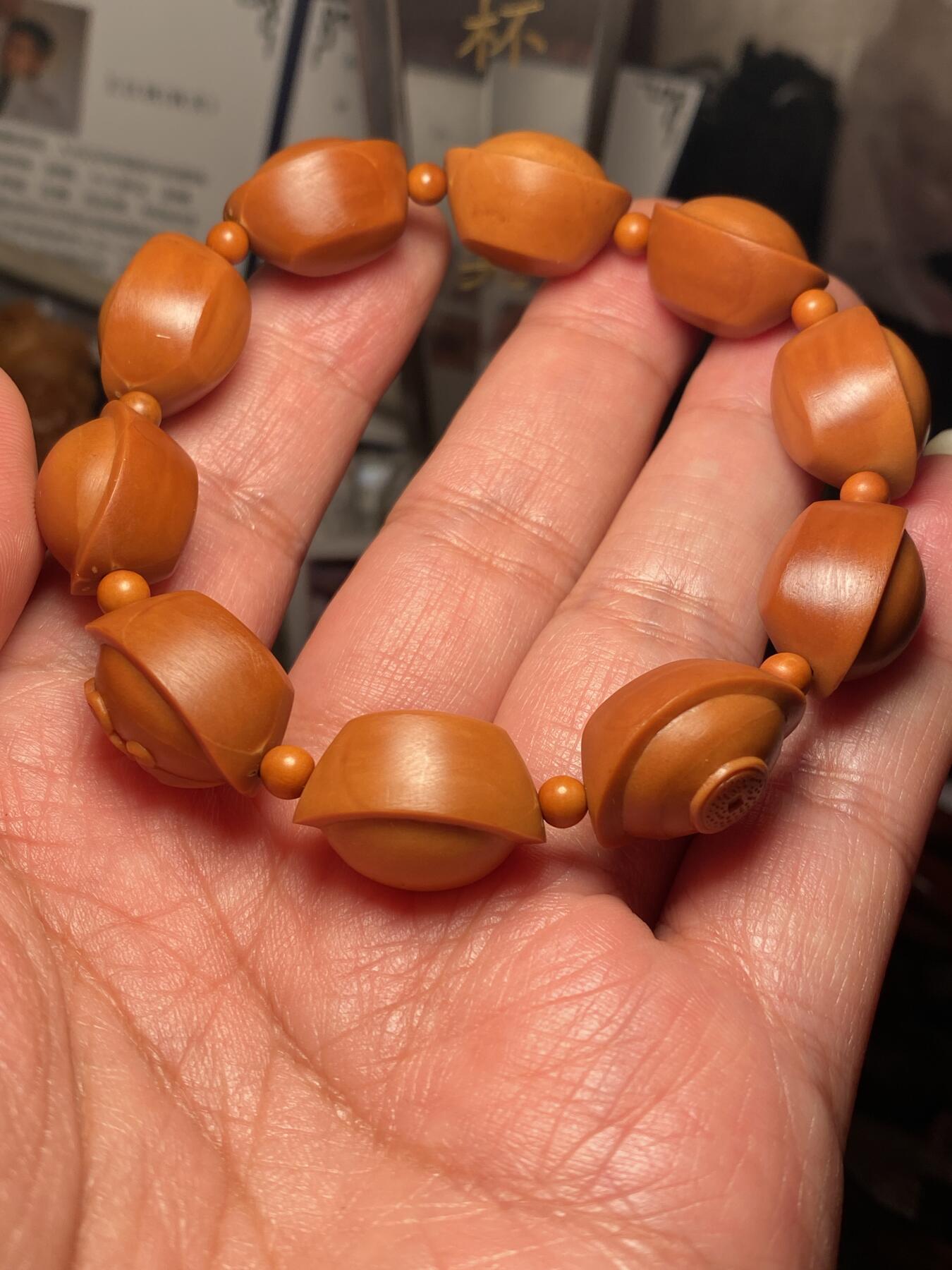 以核会友，中国非物质文化遗产苏工核雕手作 福利苏工核雕，纯手工雕刻，铁核招财进宝，万事如意手串，个性十足，等待有缘人，市场无同款，尺寸1.5x2。0喜欢的来