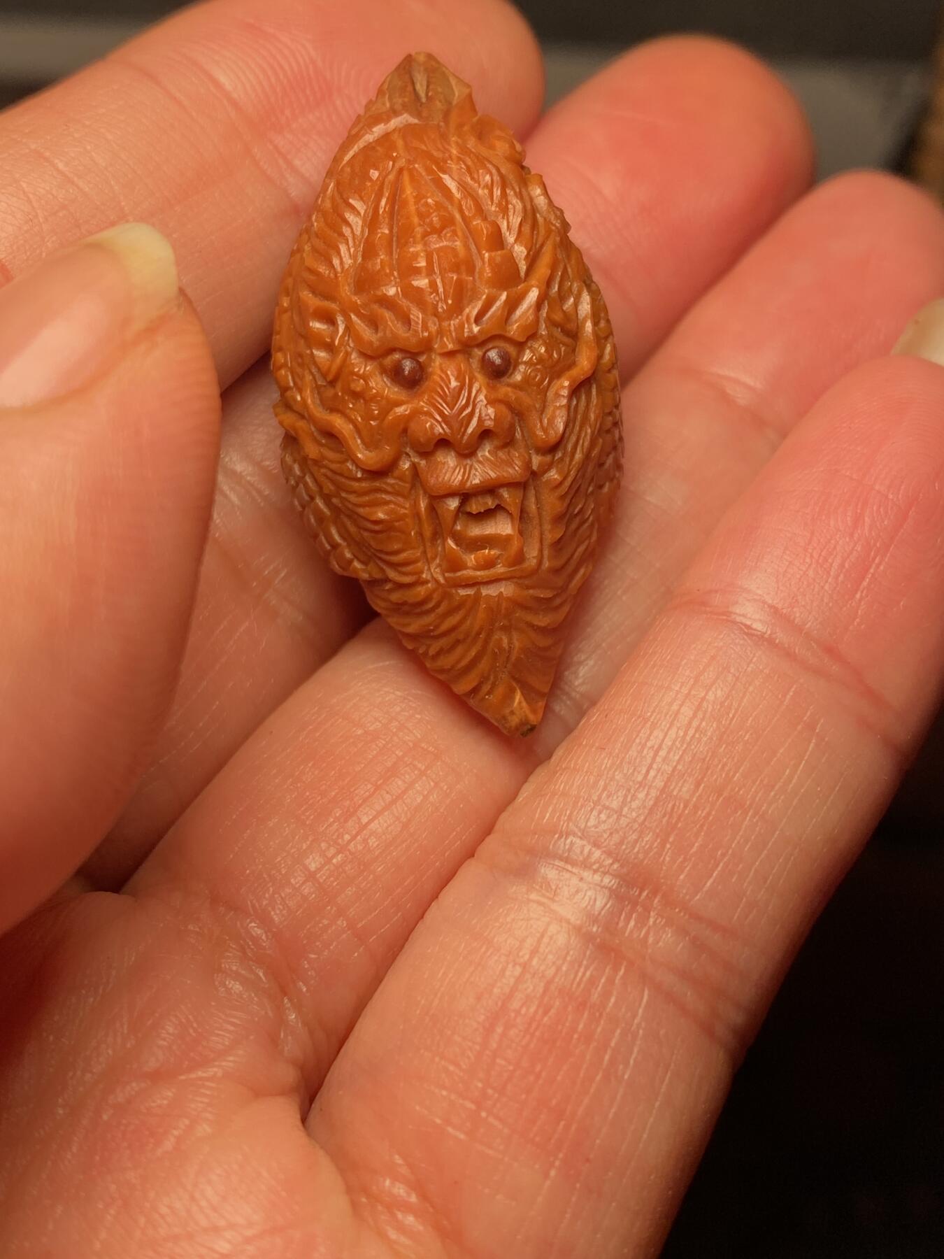 以核会友，中国非物质文化遗产苏工核雕手作 福利苏工核雕，纯手工雕刻一叶成龙单籽个性十足，等待有缘人，市场无同款，尺寸2。0x4.1喜欢的来