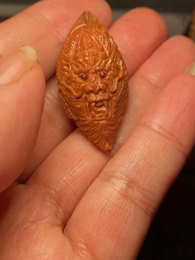 以核会友，中国非物质文化遗产苏工核雕手作 - 福利苏工核雕，纯手工雕刻一叶成龙单籽个性十足，等待有缘人，市场无同款，尺寸2。0x4.1喜欢的来