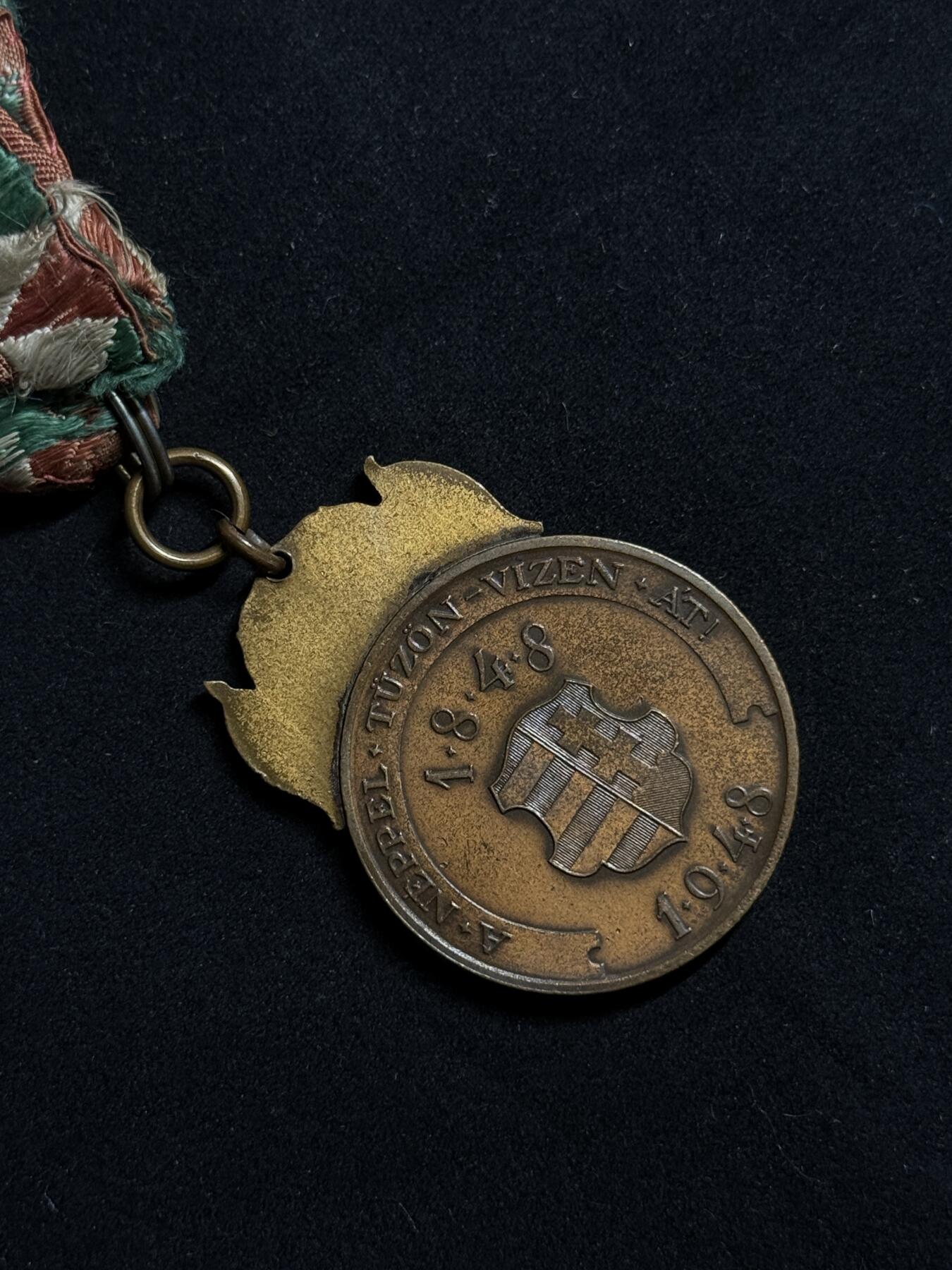 欢庆元旦！戎马世界章牌大赏第109期元旦大拍 匈牙利1848大革命百年奖章，1948年匈牙利过渡政府设立，获奖人数仅有2930人，主要颁发给军警和技能专家以及政府高管