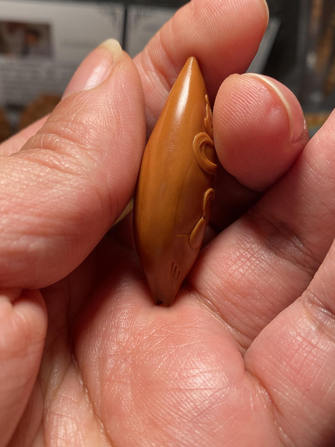 以核会友，中国非物质文化遗产苏工核雕手作 福利苏工核雕，纯手工雕刻，稀有二花特长核佛本无相，个性十足，等待有缘人，与众不同，尺寸1。8x4。55喜欢的来