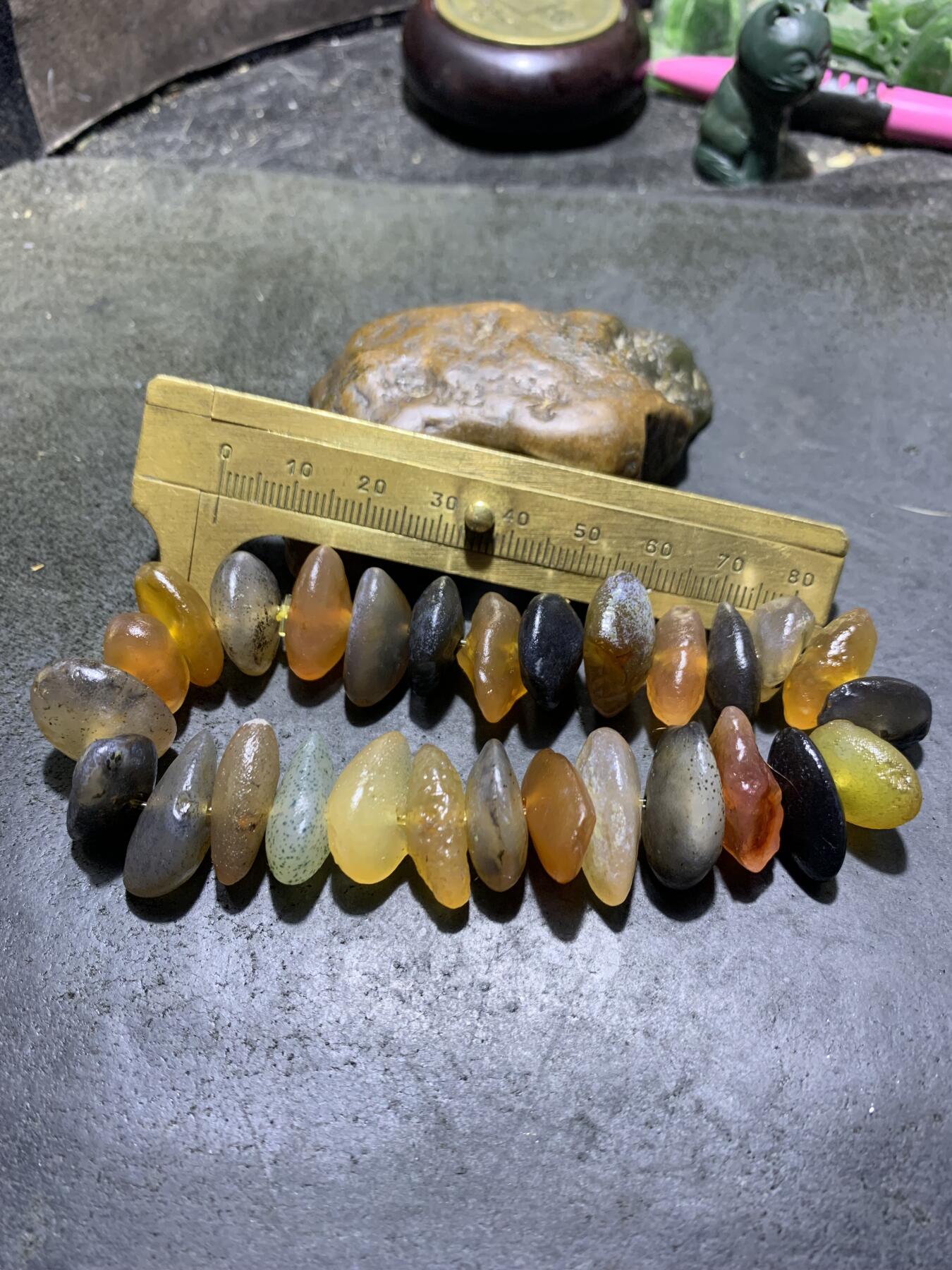 精美阿拉善瓜子型原石手串一条，