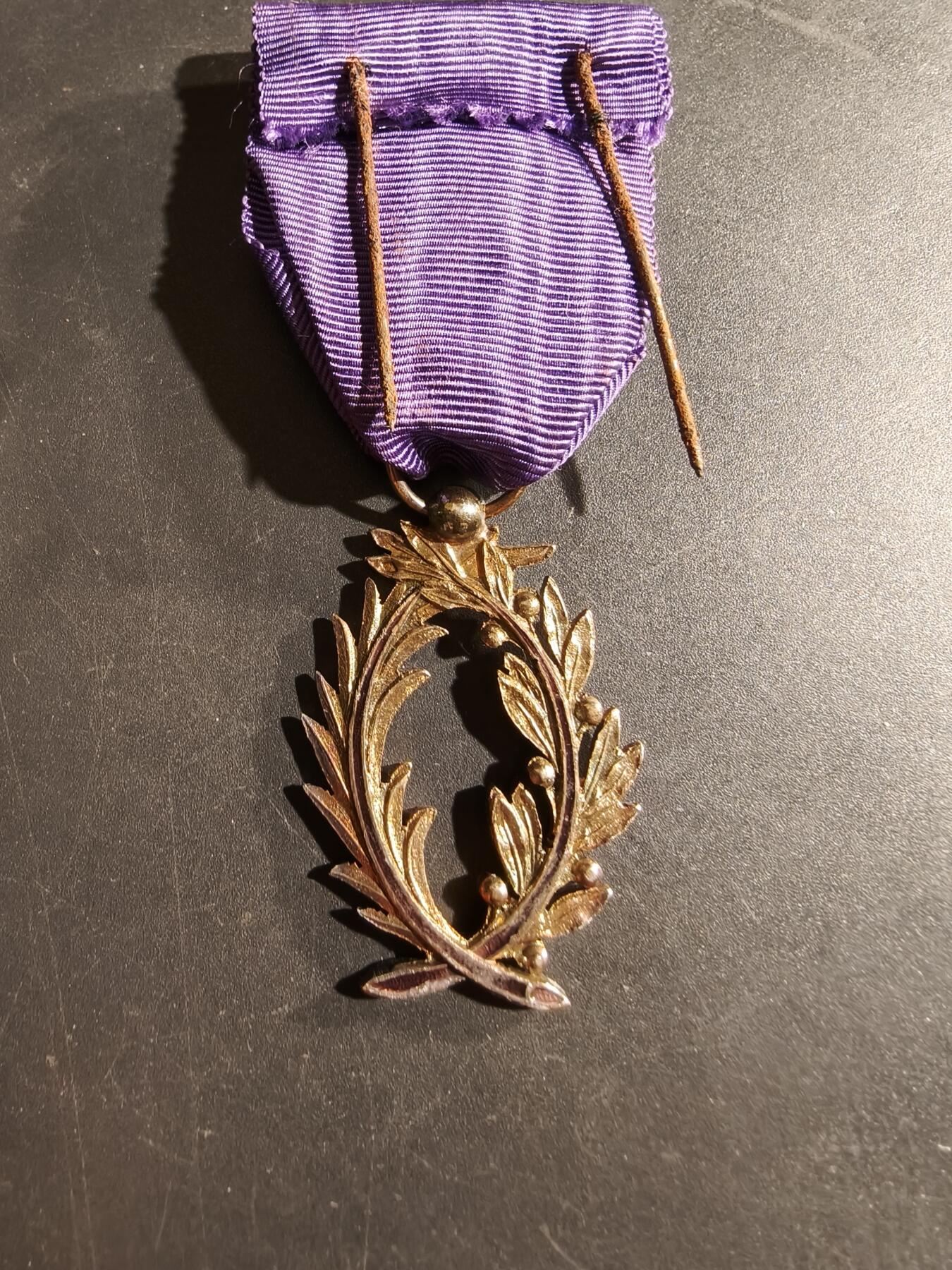 老王徽章第169期 法国军官级棕榈叶勋章    银质镀金珐琅    原盒   