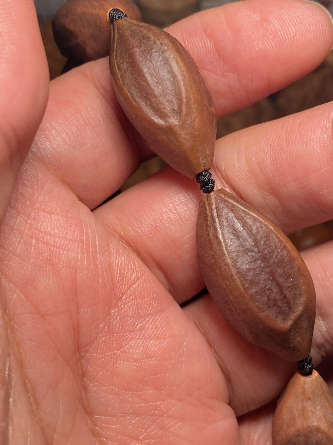 以核会友，中国非物质文化遗产苏工核雕手作 福利苏工核雕，纯天然，四花紫皮核，个性十足，等待有缘人，与众不同，尺寸1。6x3.2喜欢的来