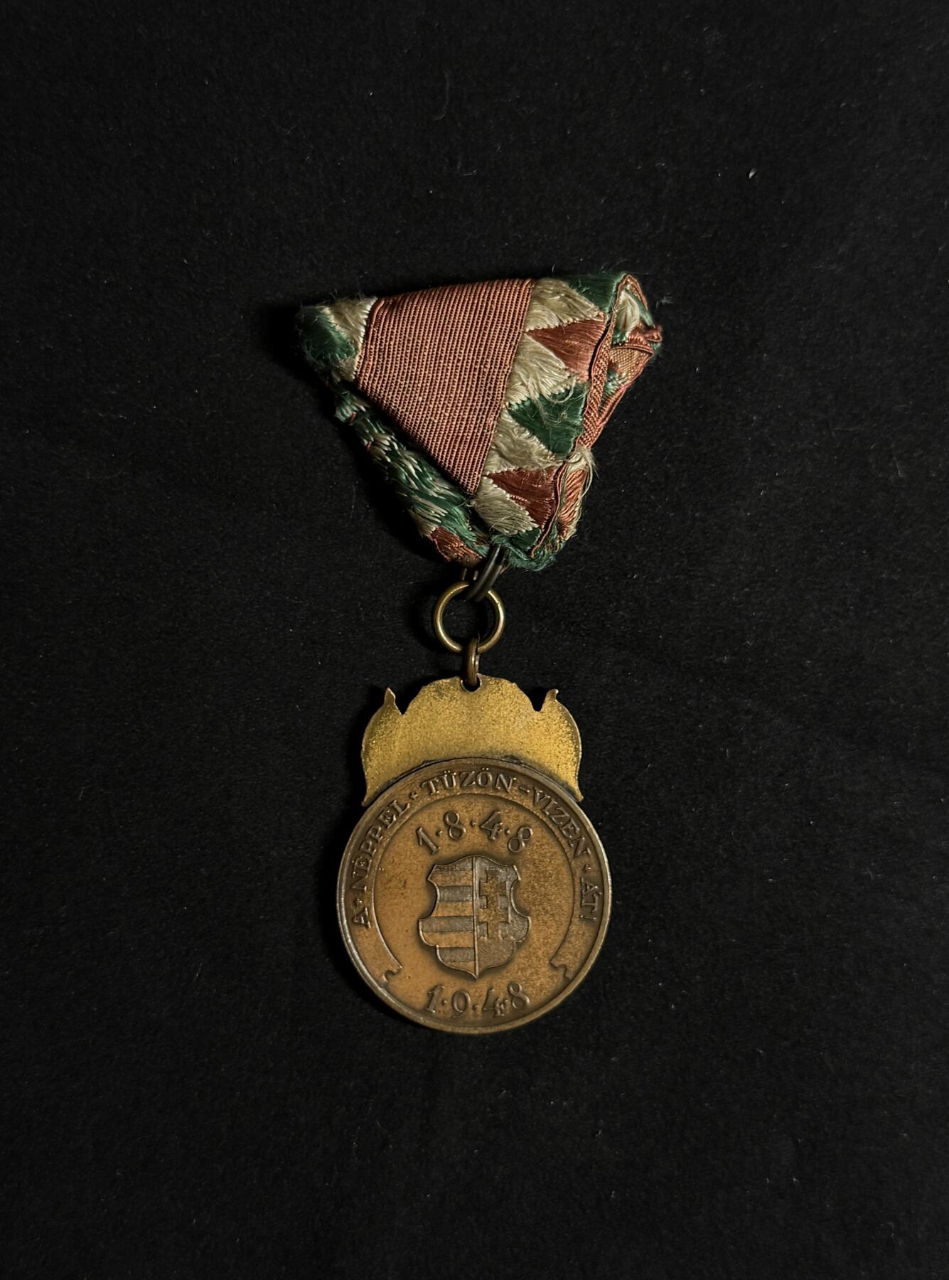 欢庆元旦！戎马世界章牌大赏第109期元旦大拍 匈牙利1848大革命百年奖章，1948年匈牙利过渡政府设立，获奖人数仅有2930人，主要颁发给军警和技能专家以及政府高管