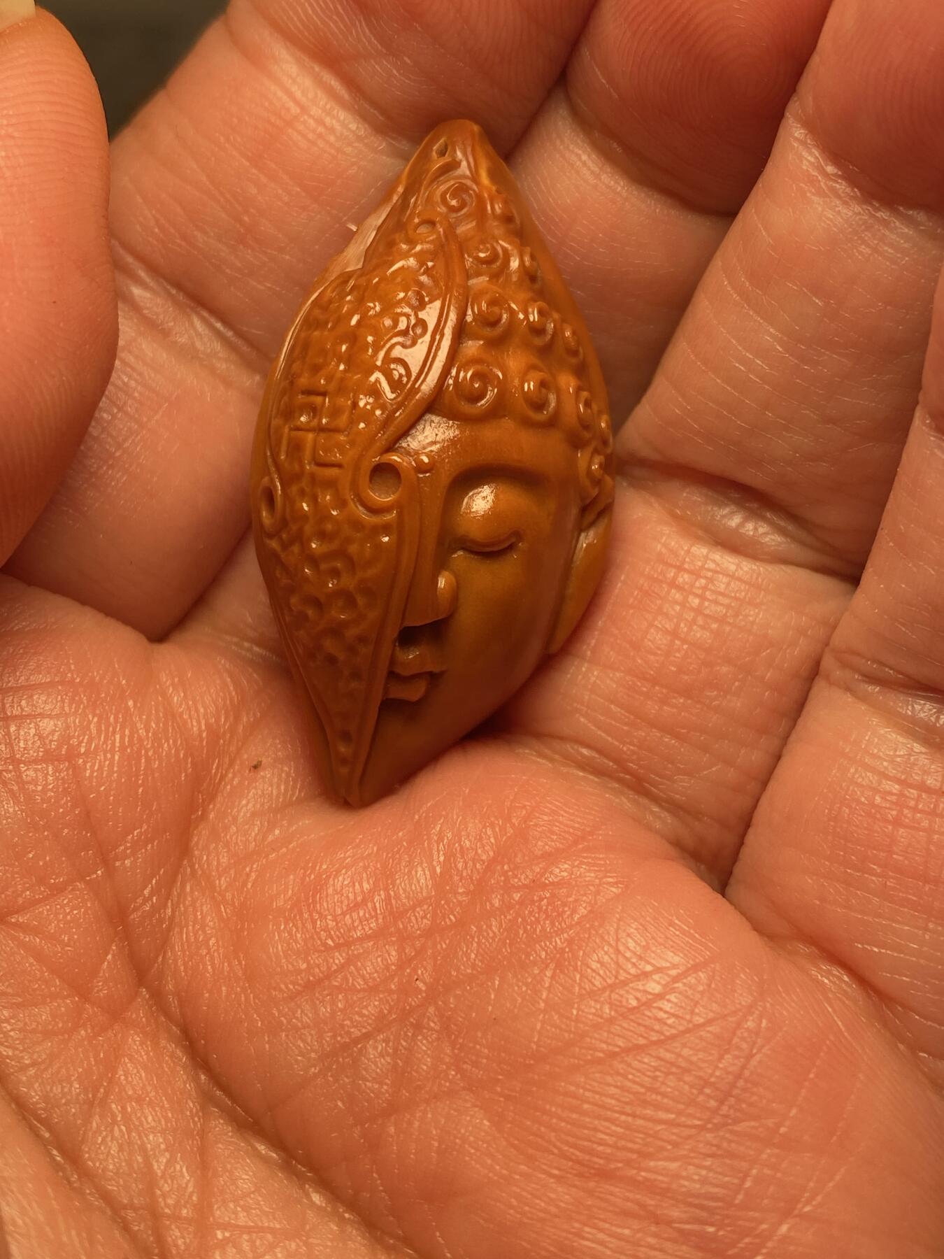 以核会友，中国非物质文化遗产苏工核雕手作 福利苏工核雕，纯手工雕刻佛魔界单籽个性十足，等待有缘人，市场无同款，尺寸2。1x4.0喜欢的来