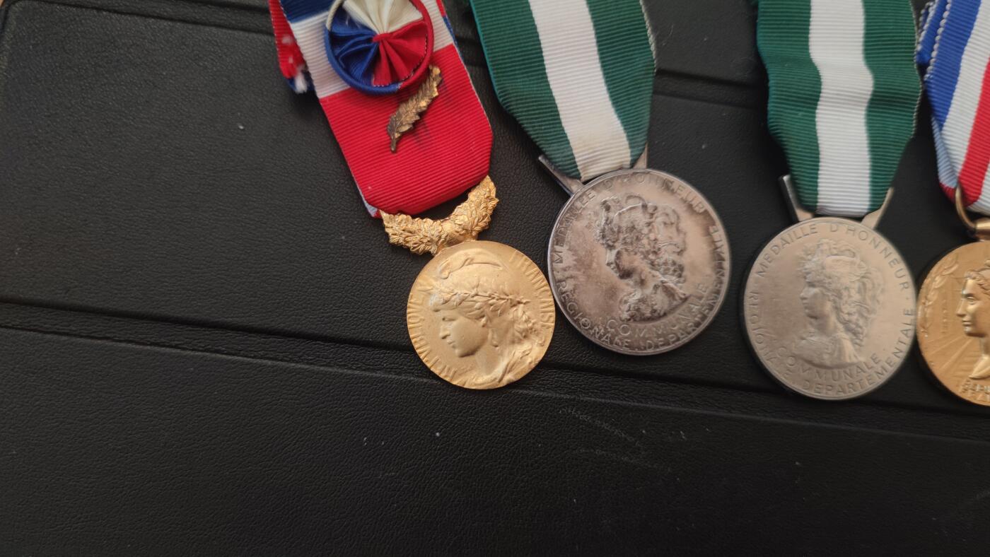 全场0元起拍，周六（12.13）下午5点开始，第70期 法国奖章一组，共4枚。