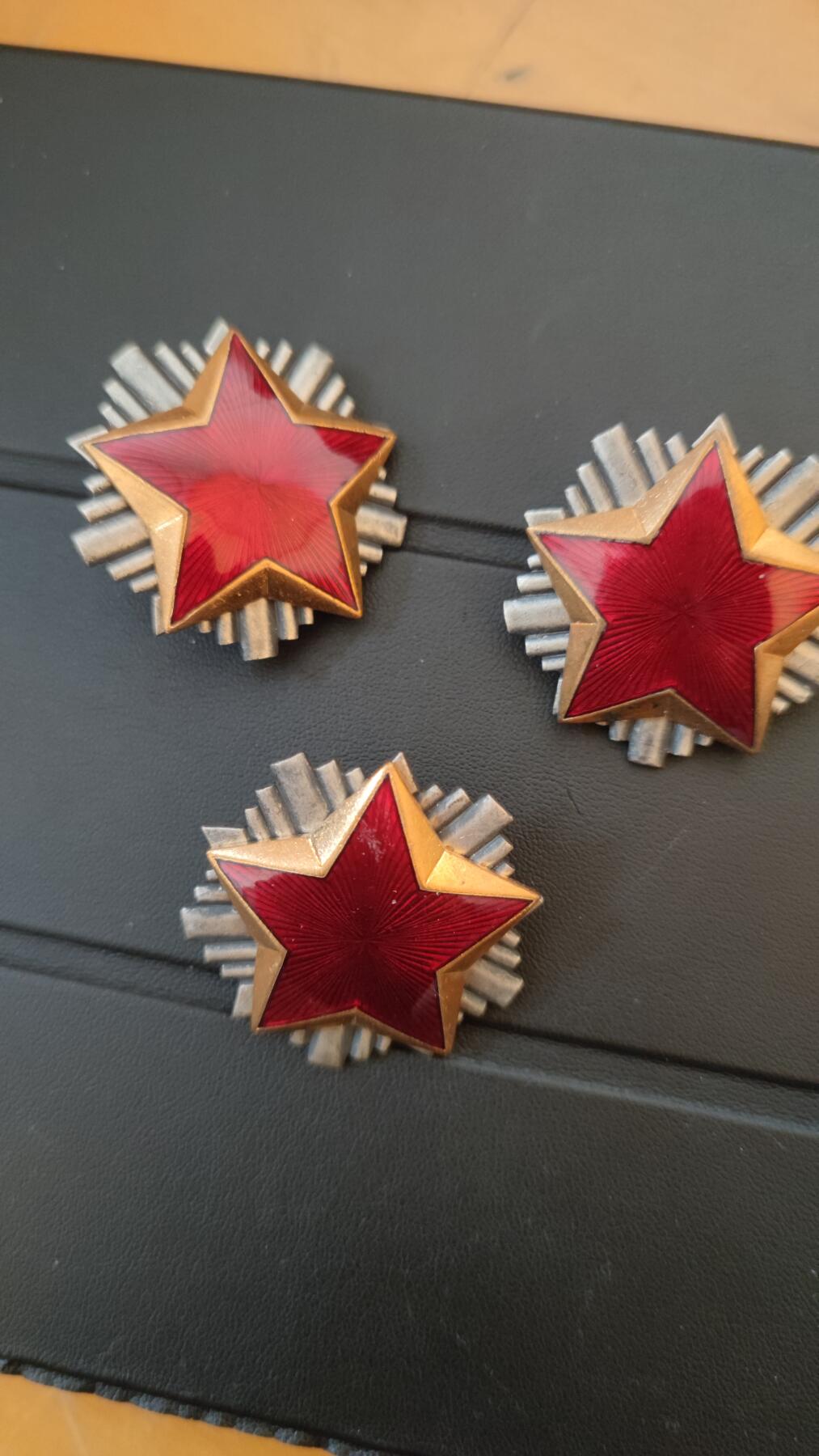 全场0元起拍，周六（12.13）下午5点开始，第70期 南斯拉夫帽徽一组。共3枚。