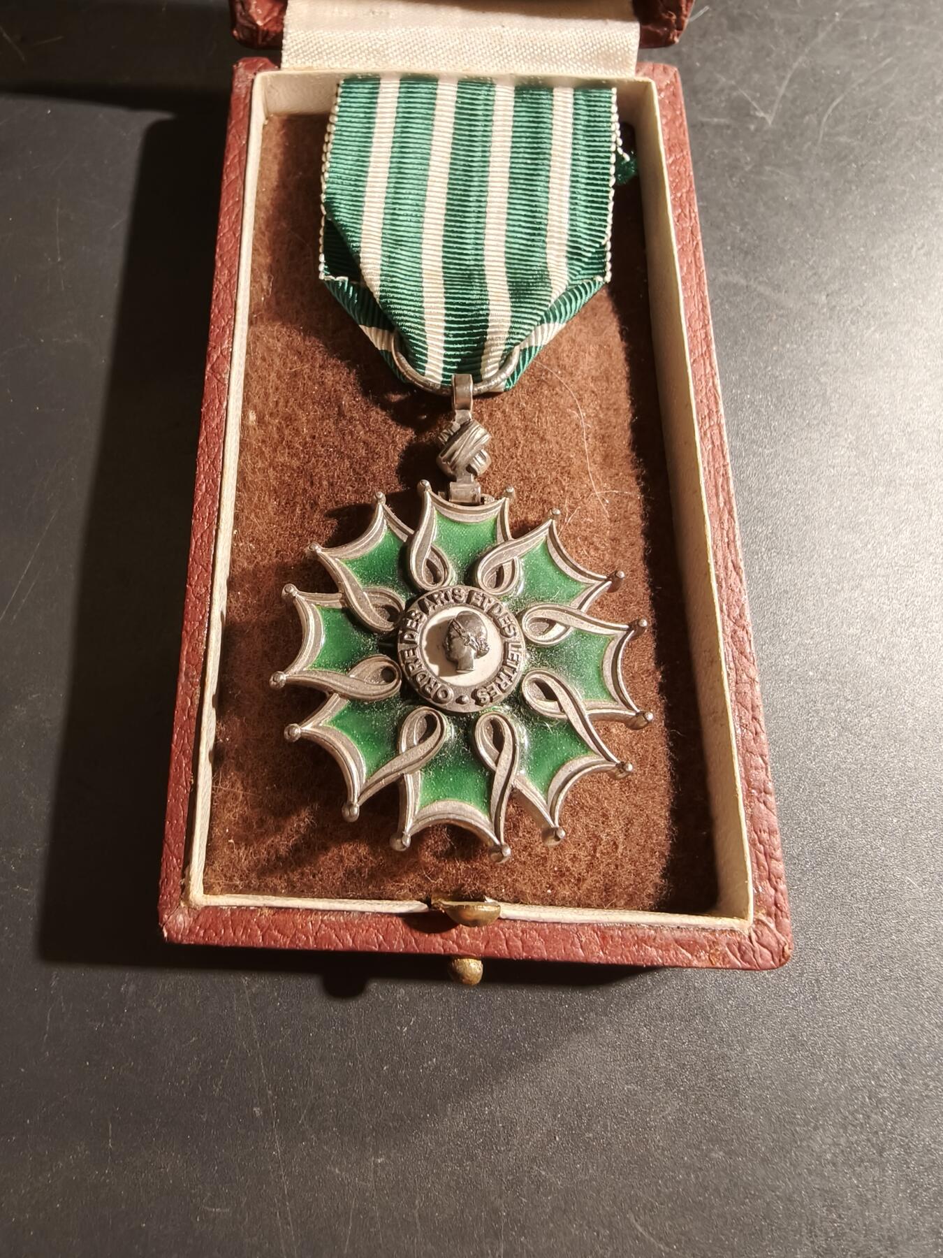 老王徽章第169期 法国骑士级文学艺术勋章    原盒    950银质珐琅    五共第一版