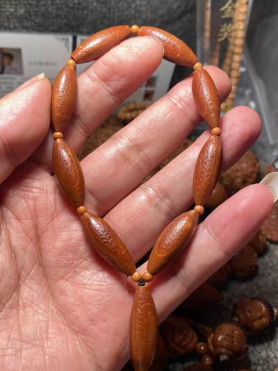 以核会友，中国非物质文化遗产苏工核雕手作 - 福利苏工核雕，纯手工回纹珠，铁核柳叶精工10年老核，个性十足，等待有缘人，与众不同，尺寸0。95x2.65喜欢的来