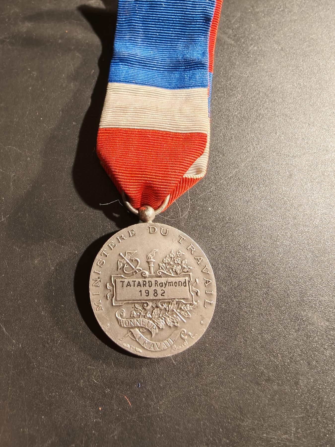 老王徽章第169期 法国银级劳工奖章    1982年    950银    11.7g