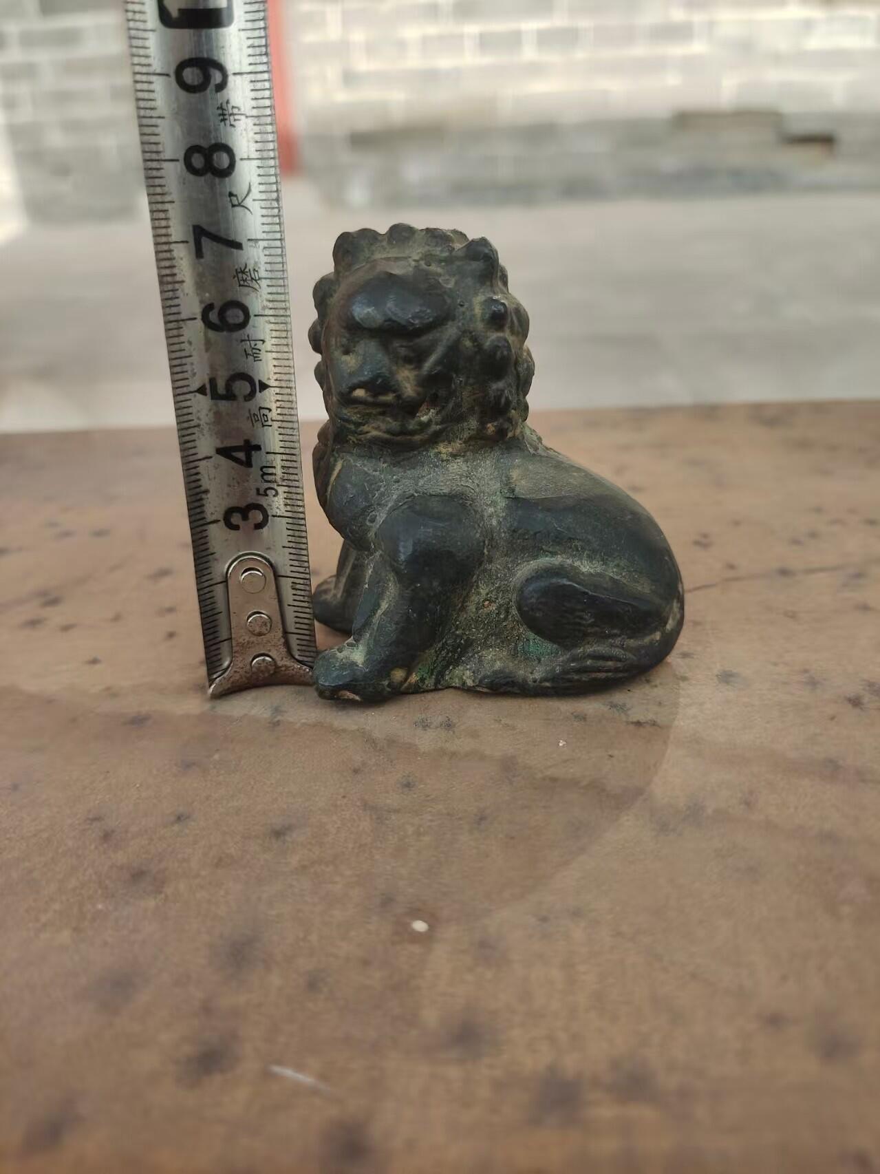 清代老铜狮子摆件，纯铜材质，分量足，包浆自然，造型威武，适合书房、茶室、收藏或镇纸用。老物件有岁月痕迹，整体保存不错