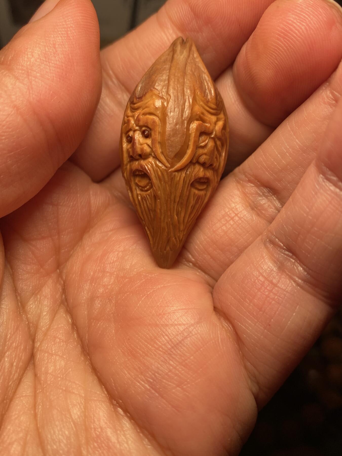 以核会友，中国非物质文化遗产苏工核雕手作 福利苏工核雕，纯手工雕刻，四花梅林大核仙翁百态，四个表情，个性十足，等待有缘人，市场无同款，尺寸2。18x4.65喜欢的来