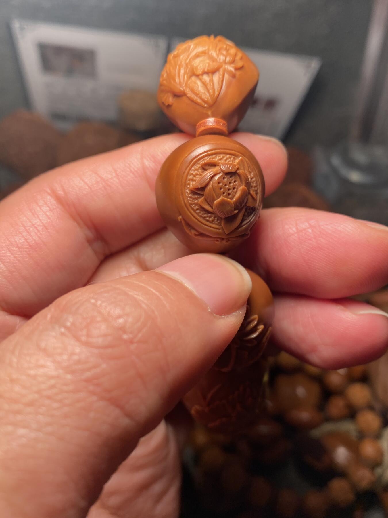 以核会友，中国非物质文化遗产苏工核雕手作 福利苏工核雕，纯手工雕刻，铁核荷塘月色，好运连绵，荷荷美美手串，个性十足，等待有缘人，尺寸2。1x2.28喜欢的来