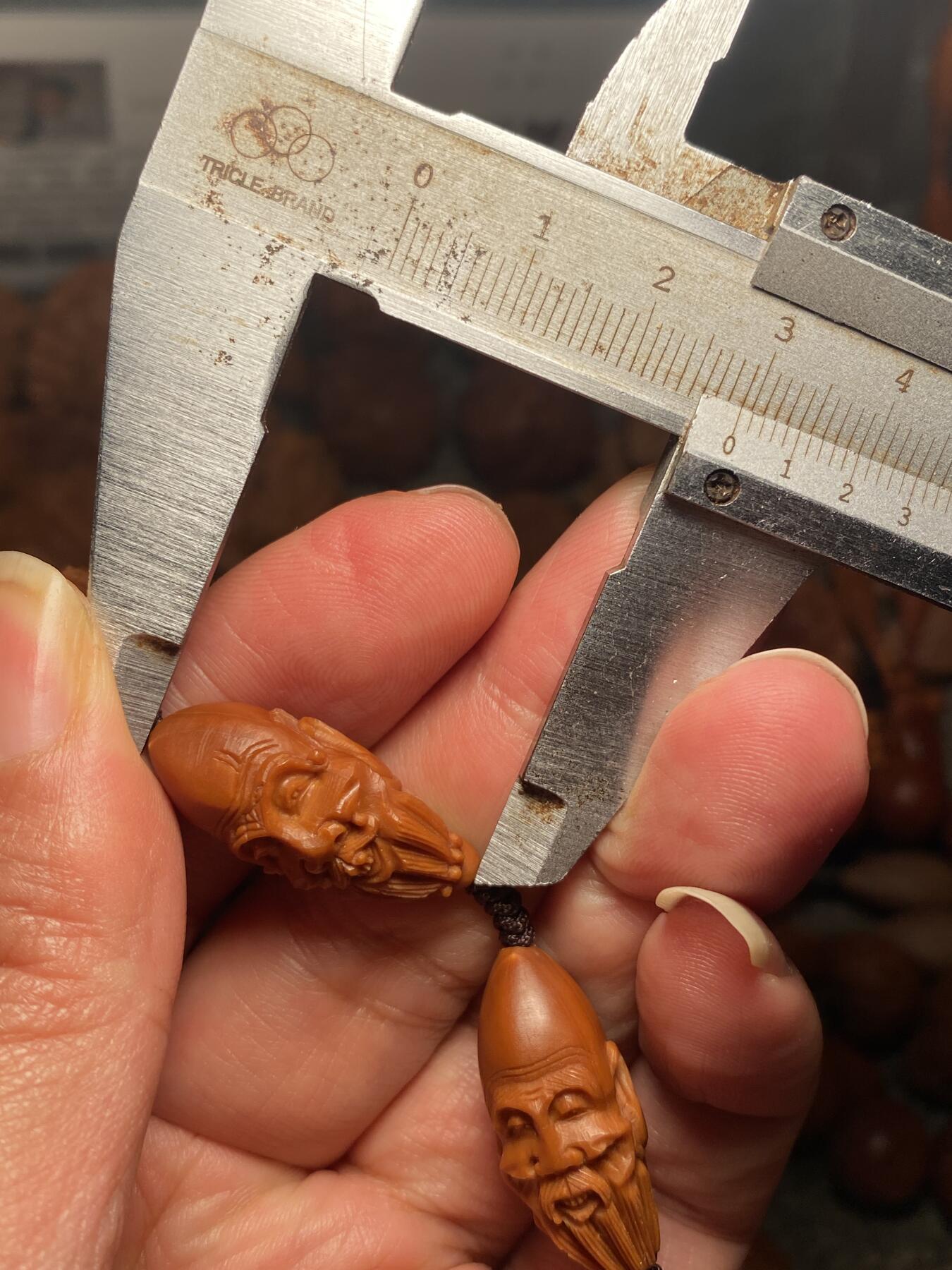 以核会友，中国非物质文化遗产苏工核雕手作 福利苏工核雕纯手工老手艺，铁核细长柳叶殷派十八罗汉，雕工深峻，个性十足，等待有缘人，尺寸1。3x2.9喜欢的来