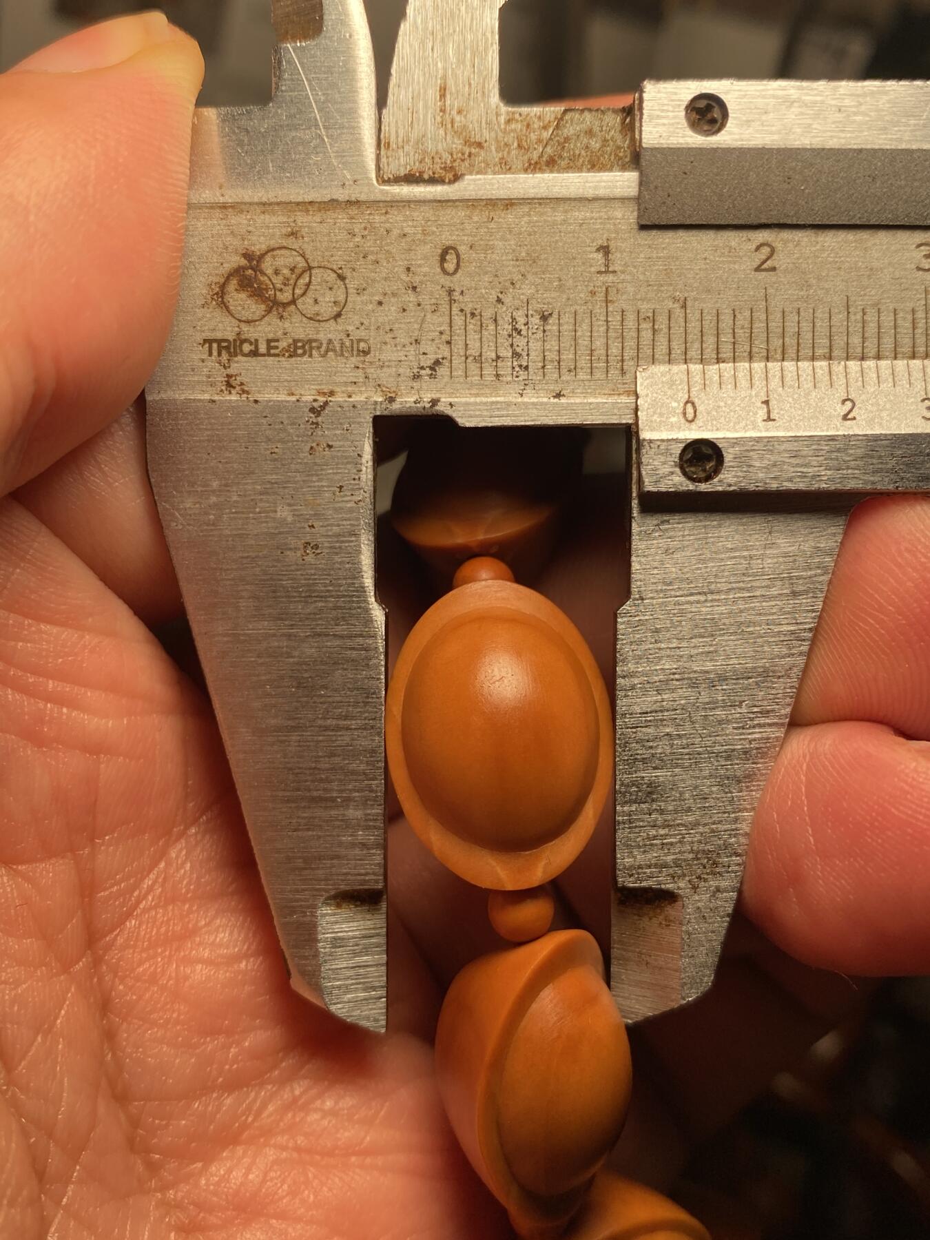 以核会友，中国非物质文化遗产苏工核雕手作 福利苏工核雕，纯手工雕刻，铁核招财进宝，万事如意手串，个性十足，等待有缘人，市场无同款，尺寸1.5x2。0喜欢的来