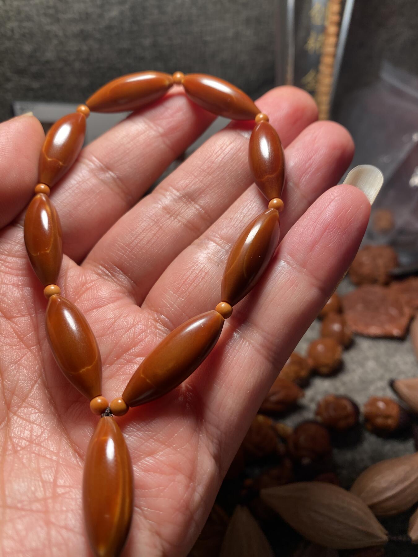 以核会友，中国非物质文化遗产苏工核雕手作 福利苏工核雕，纯手工10遍打磨，铁核柳叶精工10年老核，个性十足，等待有缘人，与众不同，尺寸0。9x2.4喜欢的来