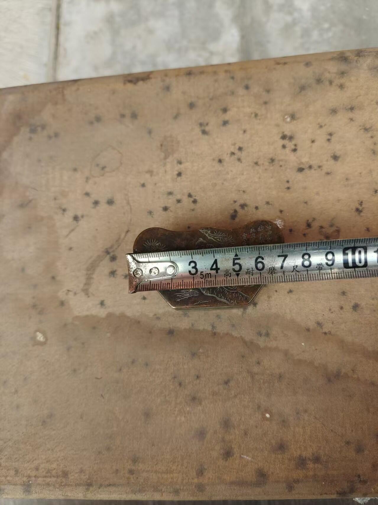 民国老铜墨盒一个，纯铜材质，雕松树人物，带诗文题记，底款“瑞珍”。元宝形，包浆自然老道，整体完整，盖子盖得紧，配件齐全，无漏裂。