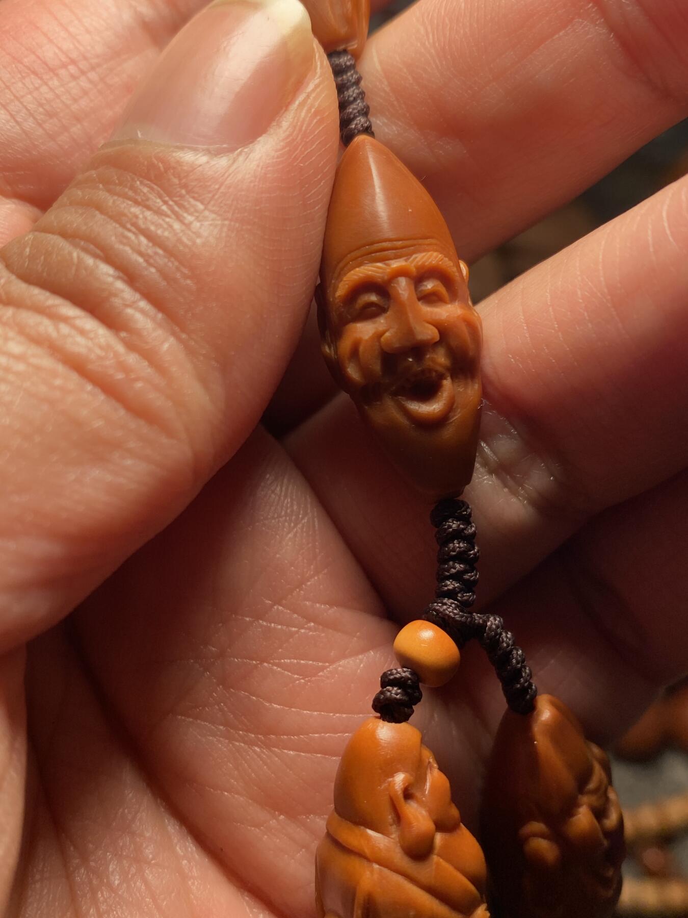 以核会友，中国非物质文化遗产苏工核雕手作 福利苏工核雕纯手工老手艺，铁核细长柳叶殷派十八罗汉，雕工深峻，个性十足，等待有缘人，尺寸1。3x2.9喜欢的来