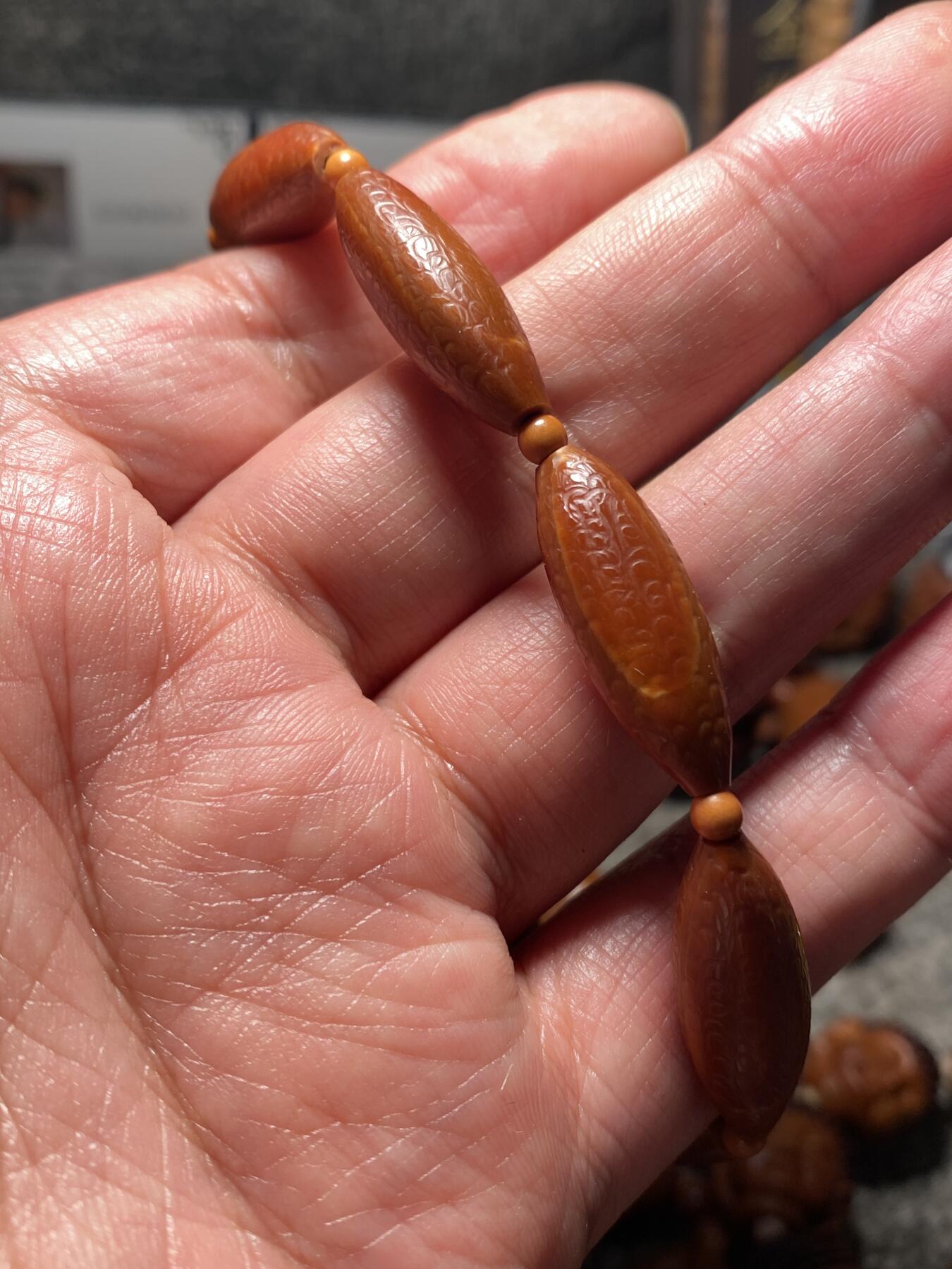 以核会友，中国非物质文化遗产苏工核雕手作 福利苏工核雕，纯手工回纹珠，铁核柳叶精工10年老核，个性十足，等待有缘人，与众不同，尺寸0。95x2.65喜欢的来