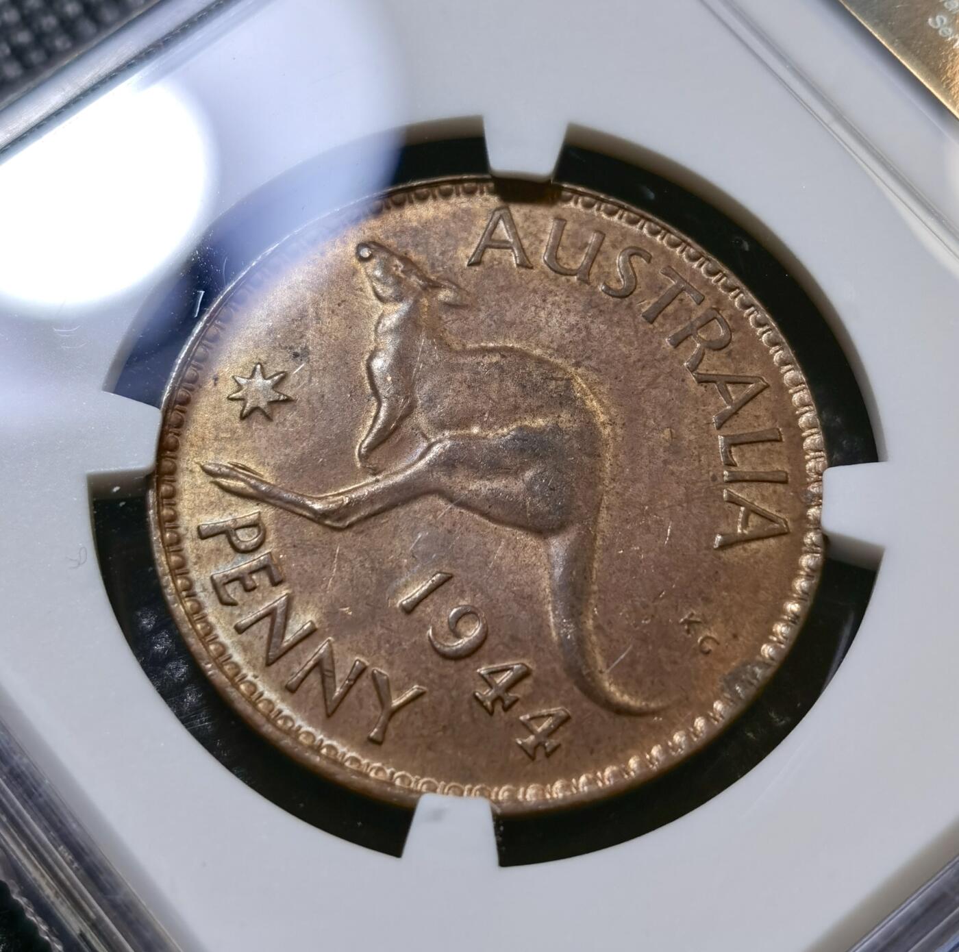 甄臻铺-世界币章拍卖（第43期）送拍享返佣金等优惠多多 NGC-MS62BN 澳大利亚1944P版便士铜币，巧克力包浆丝滑好状态，袋鼠图案，品相好的都不便宜