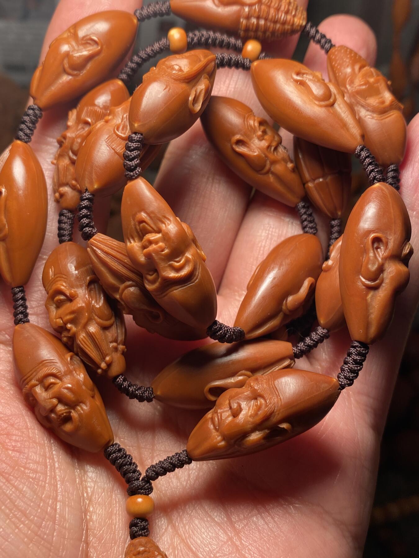 以核会友，中国非物质文化遗产苏工核雕手作 福利苏工核雕纯手工老手艺，铁核细长柳叶殷派十八罗汉，雕工深峻，个性十足，等待有缘人，尺寸1。3x2.9喜欢的来