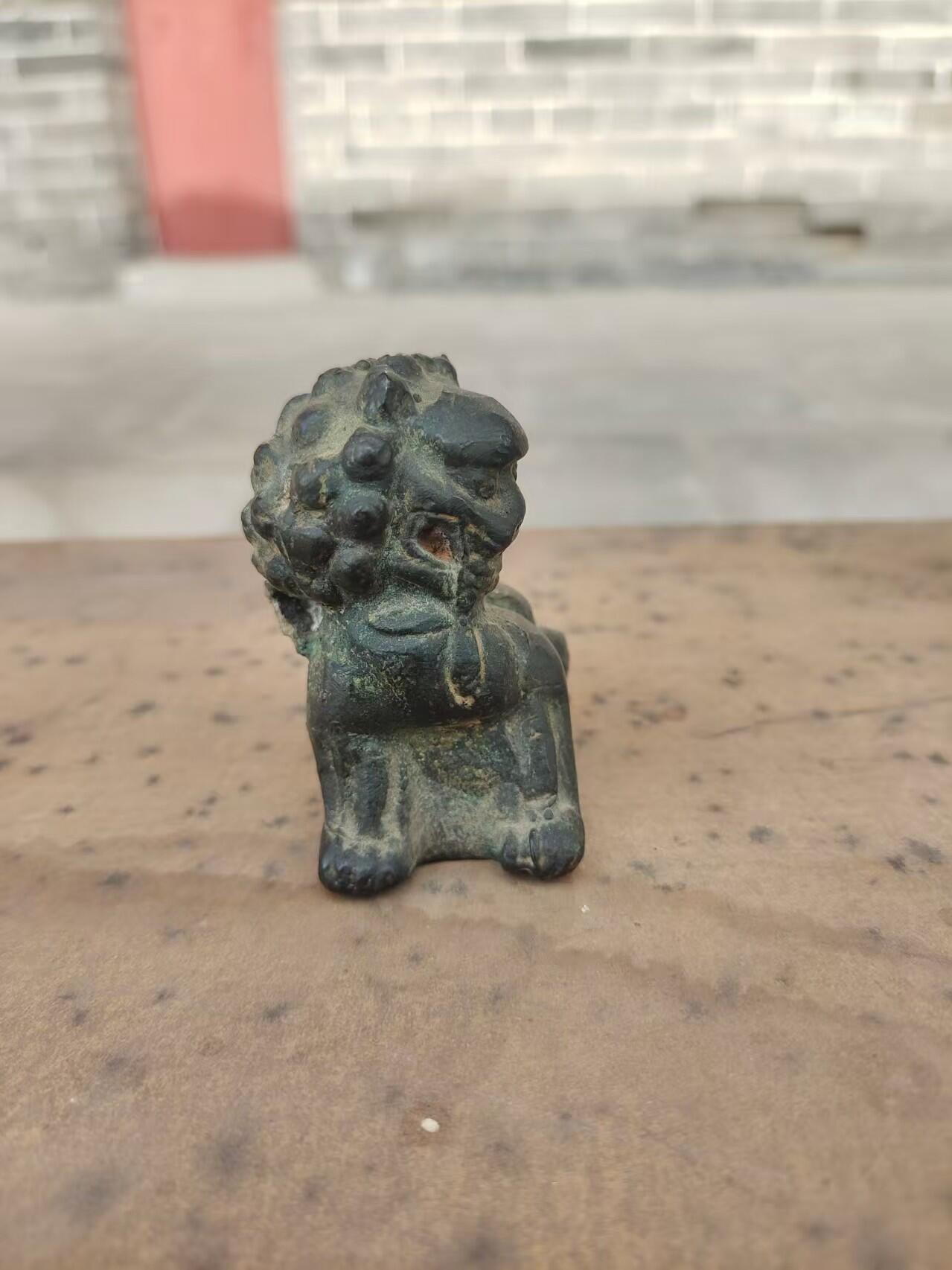 清代老铜狮子摆件，纯铜材质，分量足，包浆自然，造型威武，适合书房、茶室、收藏或镇纸用。老物件有岁月痕迹，整体保存不错