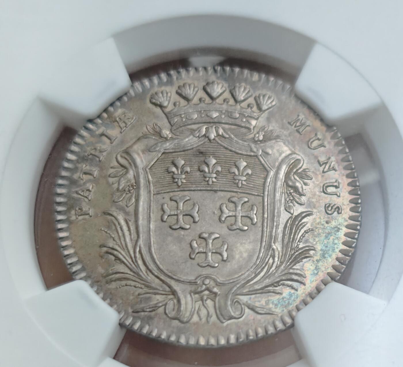 瓶子🏺第220期拍卖会  法国18世纪早期十字架徽记鸢尾花JETON银质代币  NGC MS63