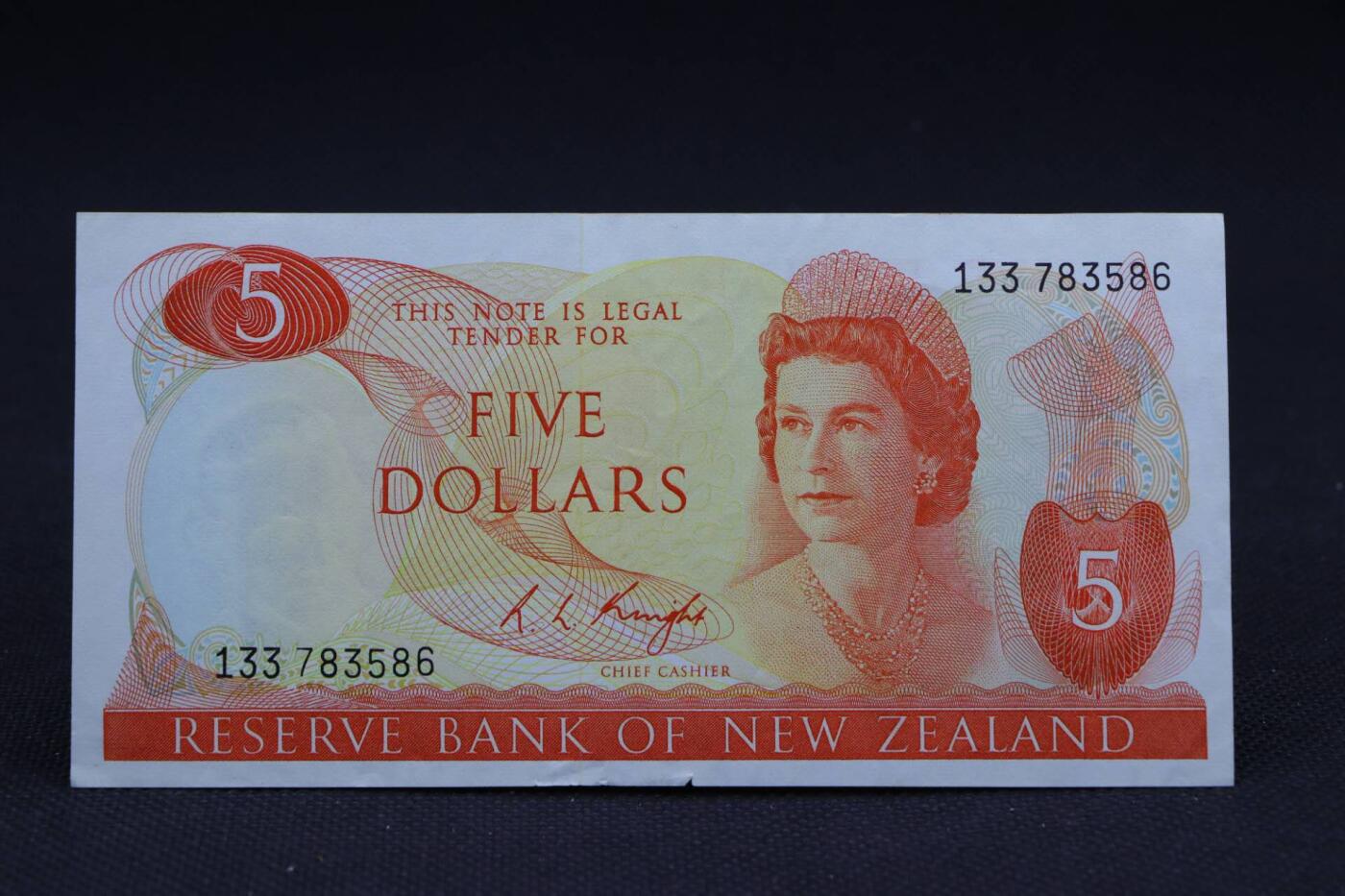 【淘币小摊】限时拍第八百二十八拍  纸币场  满百包邮可预留两周  周一统一发货    新西兰5元纸币【有折】