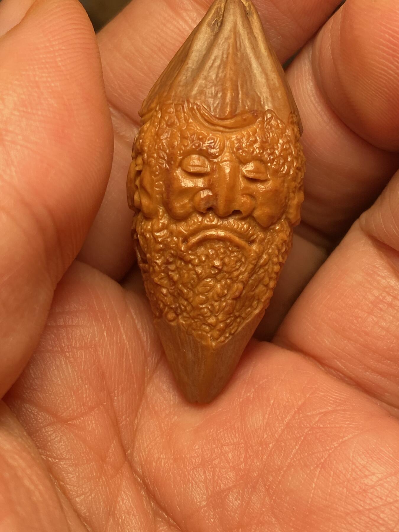 以核会友，中国非物质文化遗产苏工核雕手作 福利苏工核雕，纯手工雕刻，四花梅林大核达摩百态，四个表情，个性十足，等待有缘人，市场无同款，尺寸2。18x4.8喜欢的来