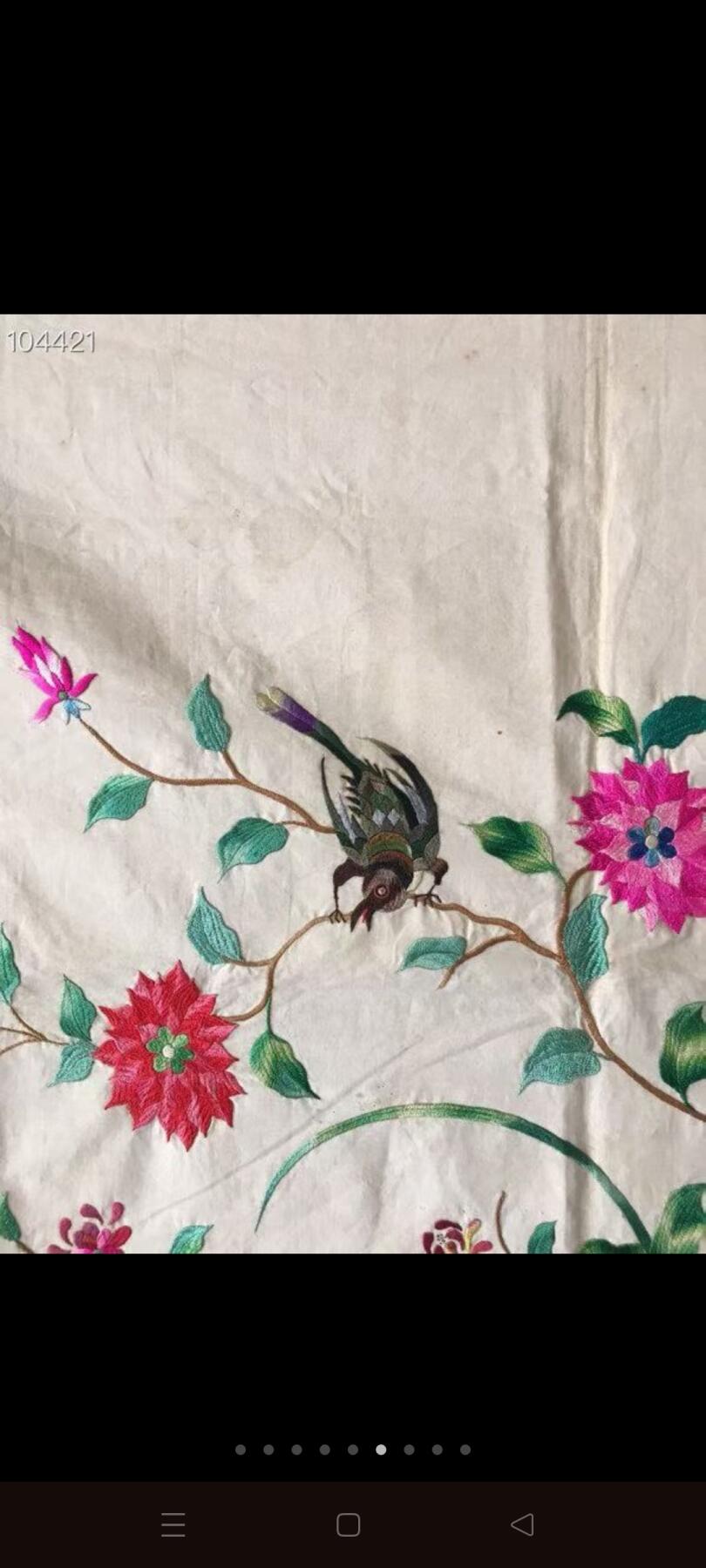 清代刺绣赏品，图案精美绝伦，清秀优雅别致，花儿怒放、鸟儿枝头喳喳、蝴蝶🦋飞飞、嬉戏花朵🌺花蕊争胜！春意盎然喜庆祥和，绣工精湛复杂精细，漂亮无比，色泽鲜艳醇厚饱满，图案精美绝伦，尽显灵动飘逸之唯美意境，惹人醉，包浆浑厚自然，保存完好无损，大开门纯真老货，大户人家所能拥有的高端大气精致优雅之佳品！