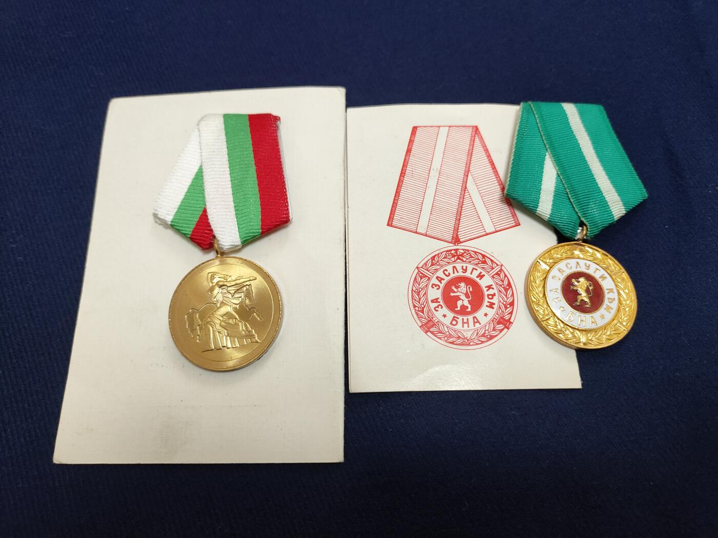 时顺第二十七拍 保加利亚军事功勋奖章套章，属于斯托伊诺夫克里斯托，包含：军事功勋奖章，反法西斯胜利30周年奖章