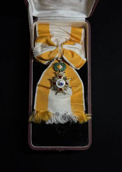 欢庆元旦！戎马世界章牌大赏第109期元旦大拍 - 西班牙大十字级伊莎贝拉勋章大绶，带盒子，缺少星芒章，佛朗哥时期版本，早期银制，少见