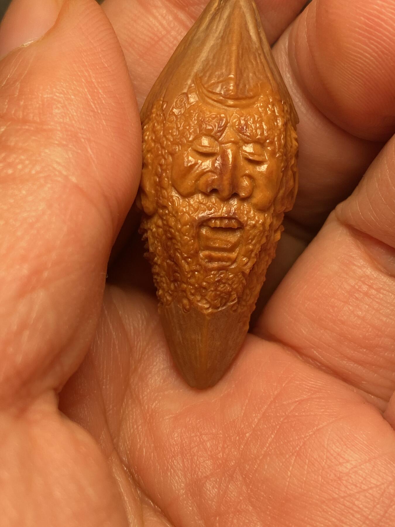 以核会友，中国非物质文化遗产苏工核雕手作 福利苏工核雕，纯手工雕刻，四花梅林大核达摩百态，四个表情，个性十足，等待有缘人，市场无同款，尺寸2。18x4.8喜欢的来