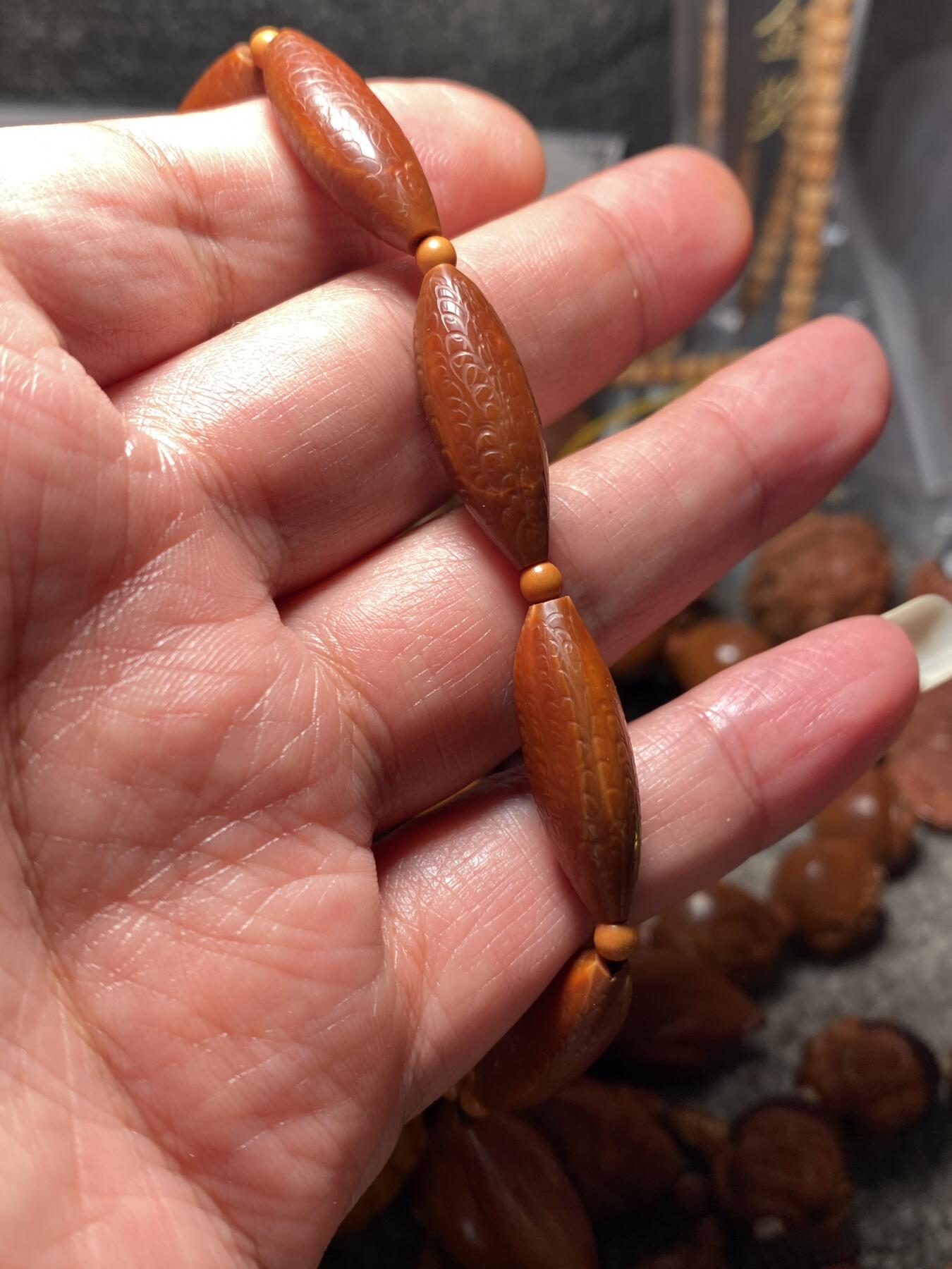 以核会友，中国非物质文化遗产苏工核雕手作 福利苏工核雕，纯手工回纹珠，铁核柳叶精工10年老核，个性十足，等待有缘人，与众不同，尺寸0。95x2.65喜欢的来