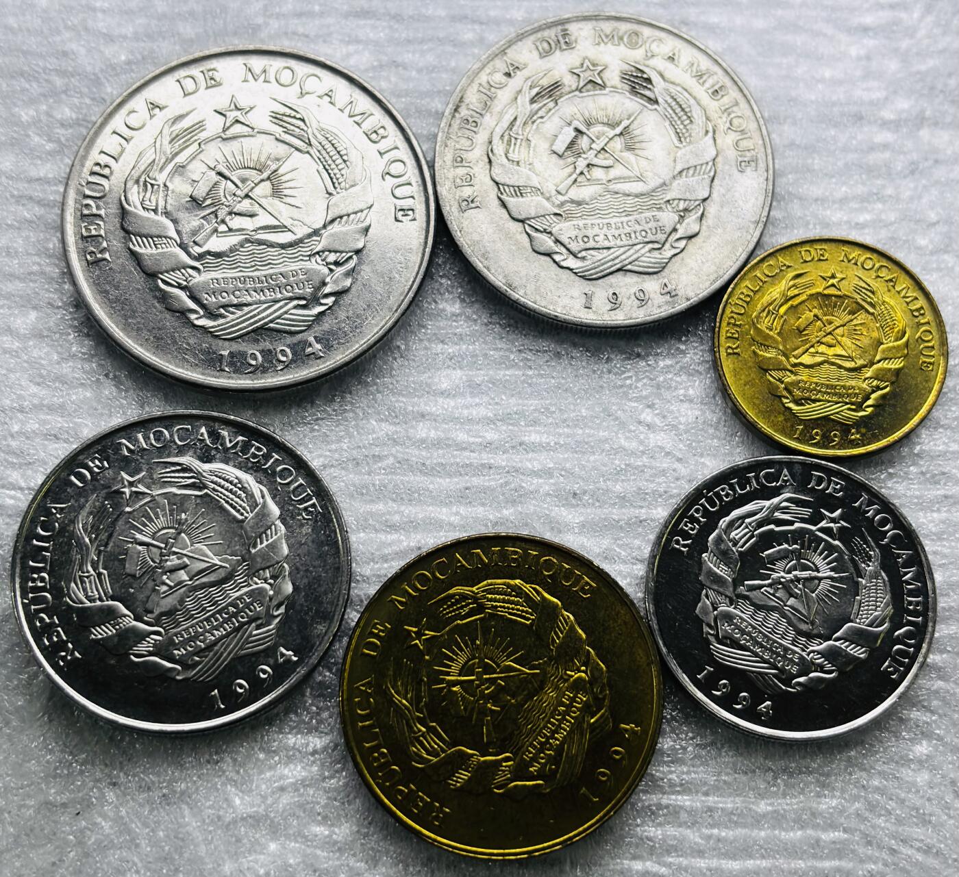 文馨钱币收藏第 284 场，【 长期接收代拍品】老藏家拍品南朝鲜李承晚时期货币，泰国大型纪念币，土耳其各时期及各国套币场 原光好品 1994 年清年份莫桑比克 5-1000 梅蒂卡 6 枚套