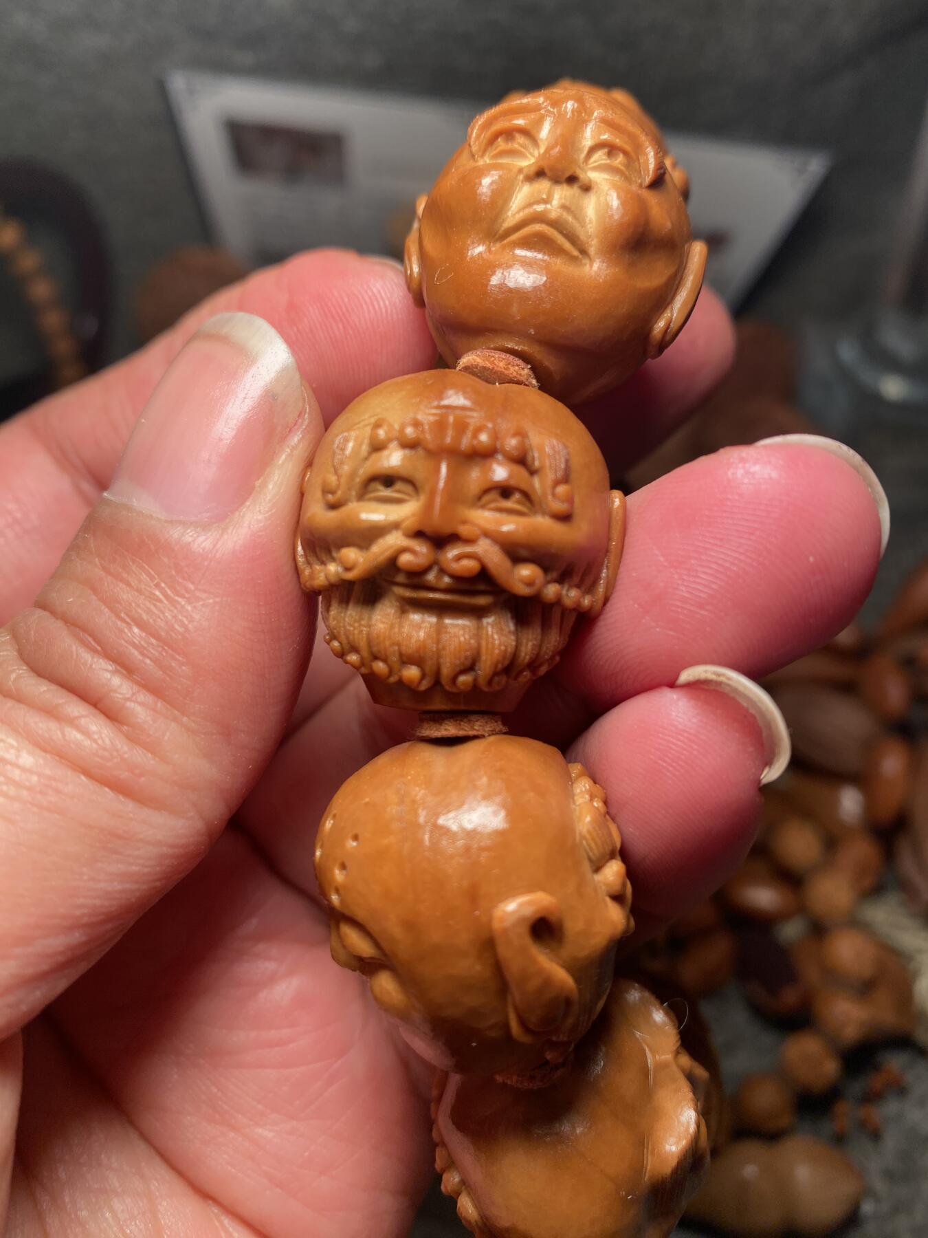 以核会友，中国非物质文化遗产苏工核雕手作 福利重器苏工核雕，纯手工雕刻，须派十八罗汉手串，个性十足，高大尚等待有缘人，尺寸2。5x2.5左右喜欢的来