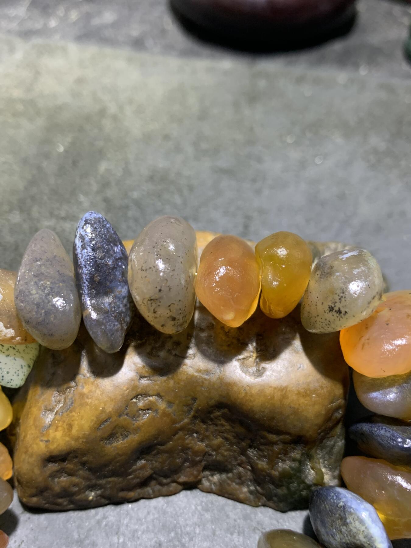 精美阿拉善瓜子型原石手串一条，