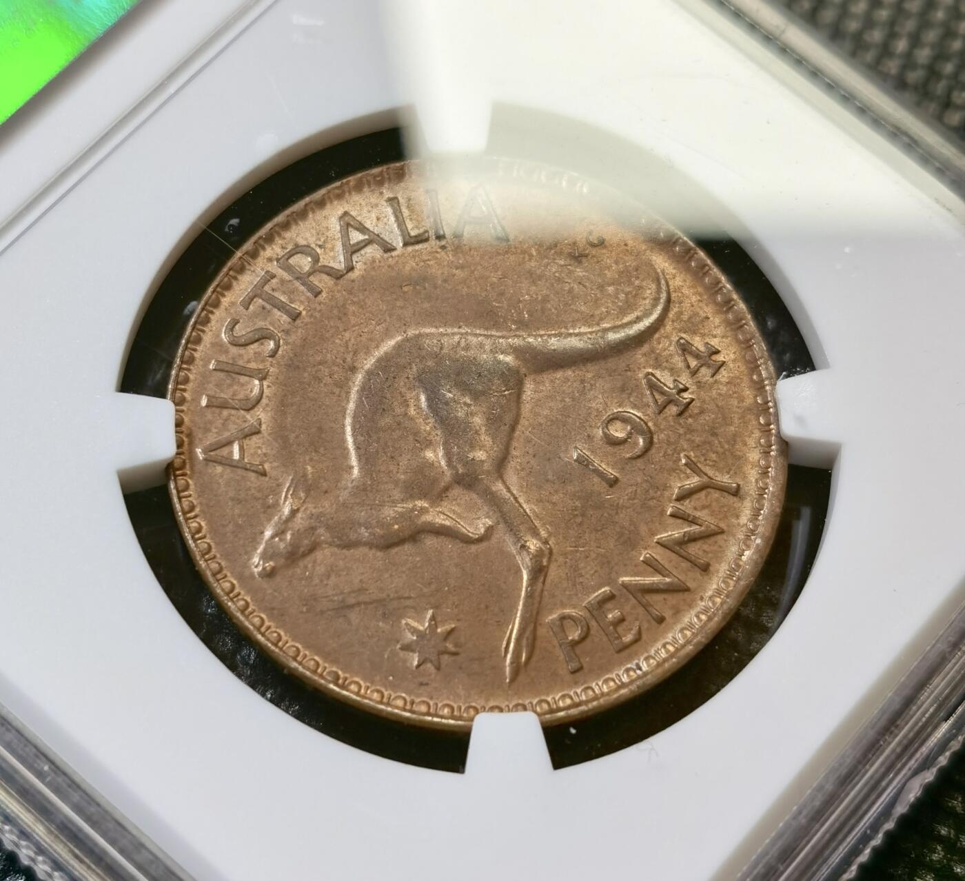 甄臻铺-世界币章拍卖（第43期）送拍享返佣金等优惠多多 NGC-MS62BN 澳大利亚1944P版便士铜币，巧克力包浆丝滑好状态，袋鼠图案，品相好的都不便宜