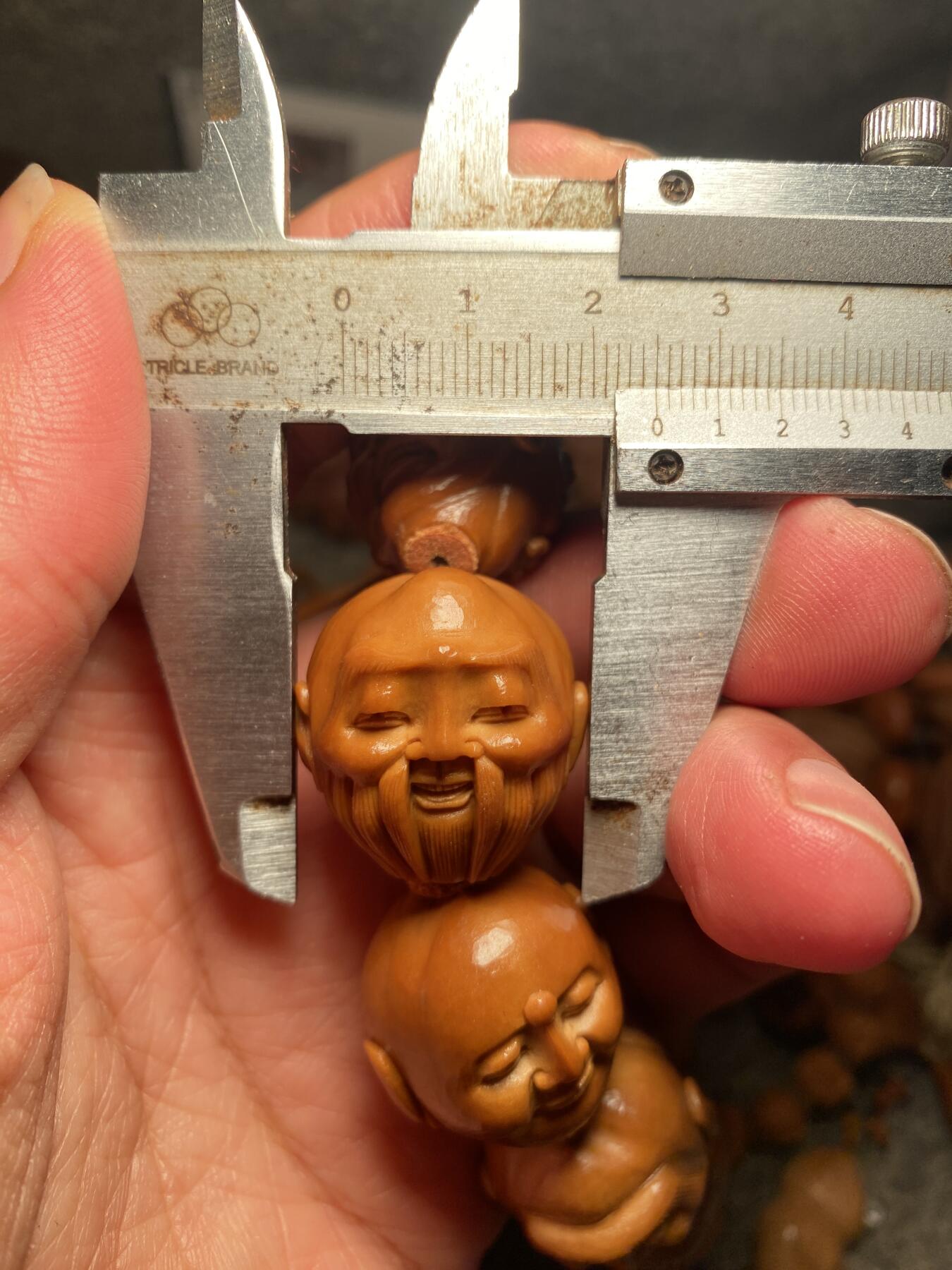 以核会友，中国非物质文化遗产苏工核雕手作 福利重器苏工核雕，纯手工雕刻，须派十八罗汉手串，个性十足，高大尚等待有缘人，尺寸2。5x2.5左右喜欢的来