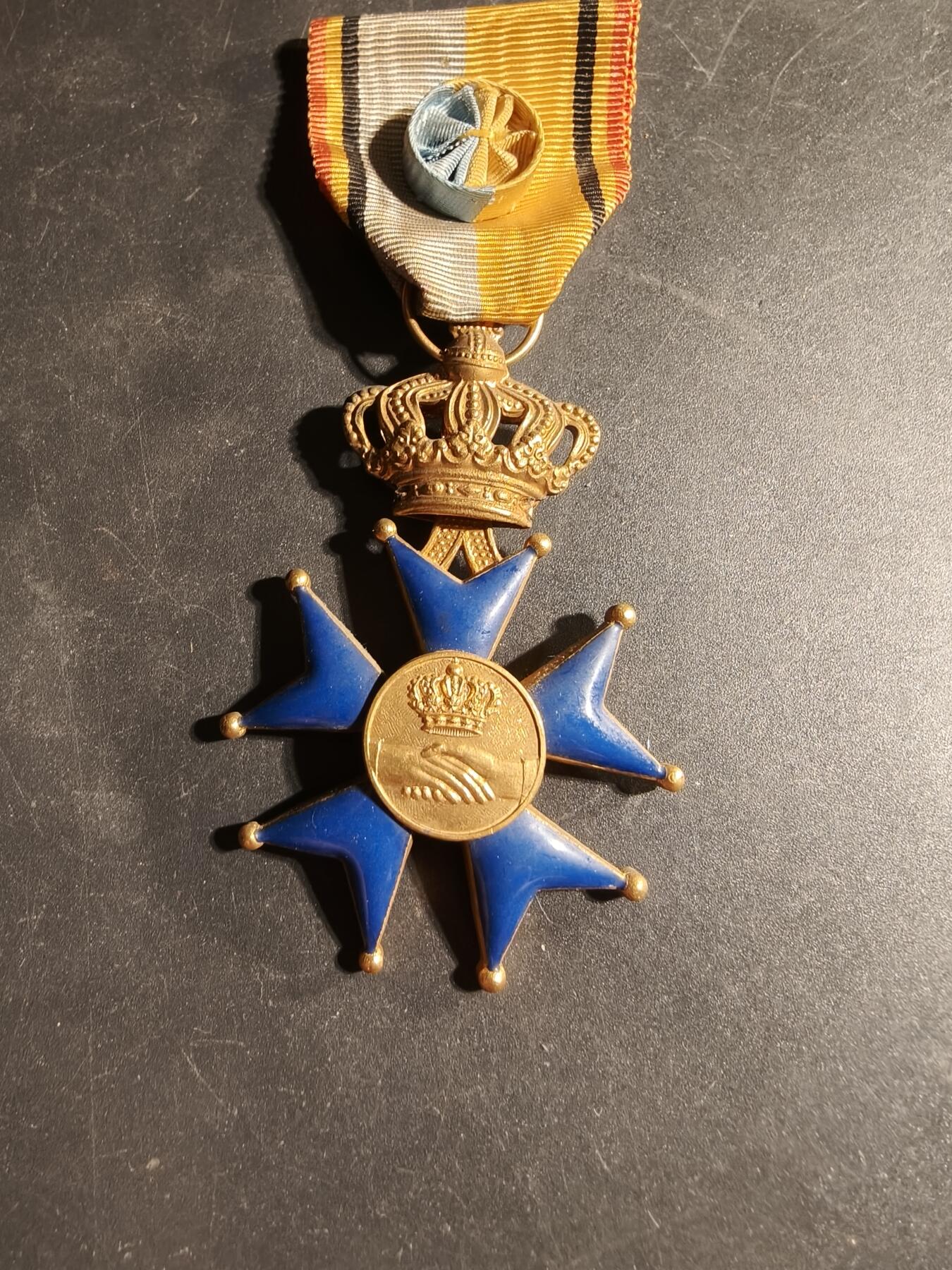 老王徽章第169期 军官级法国荷兰友好协会勋章     原盒     背面有荷兰国家铭文：坚持不懈