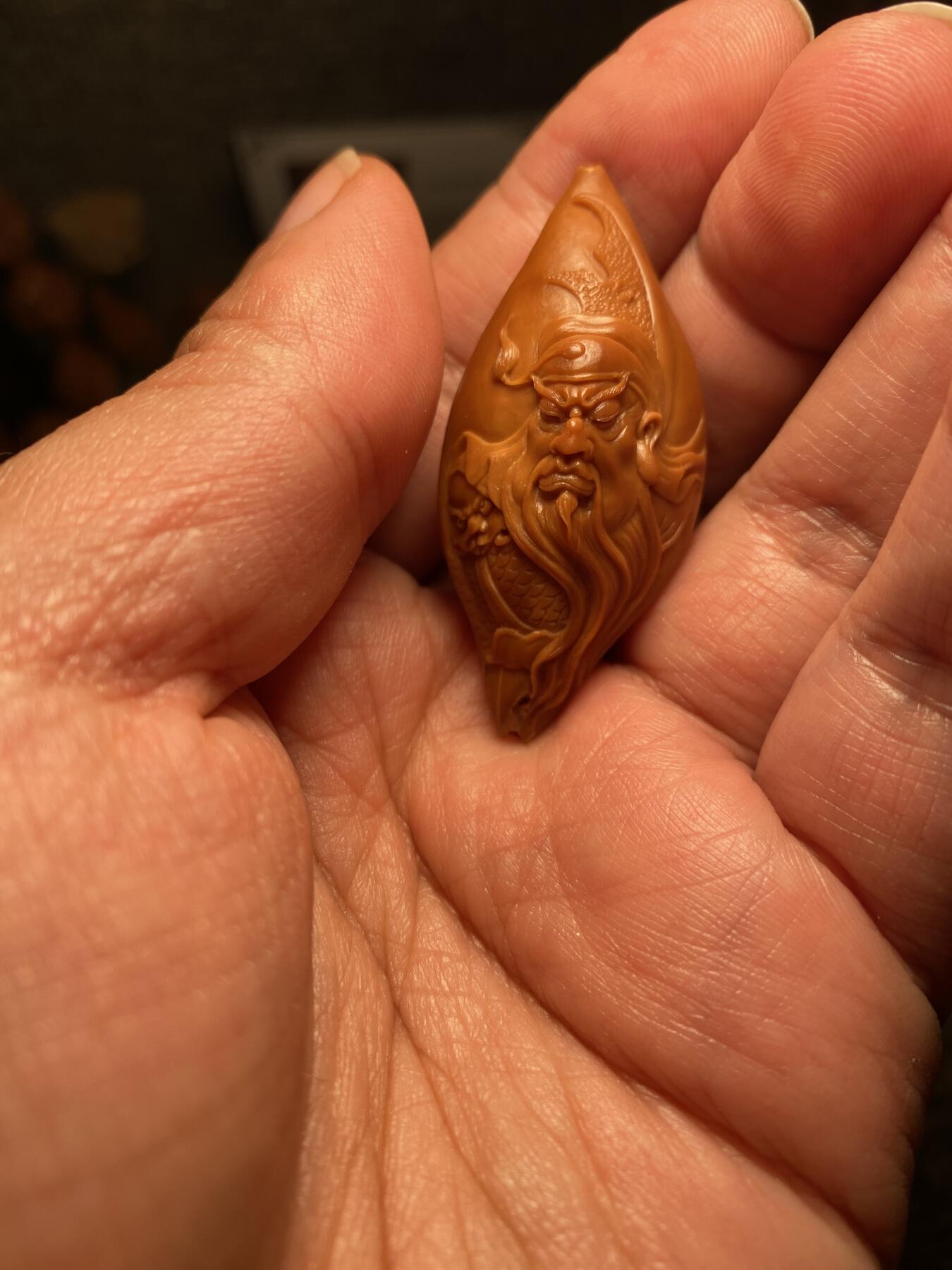 以核会友，中国非物质文化遗产苏工核雕手作 福利苏工核雕，纯手工雕刻，老苏工精品关二哥，个性十足，等待有缘人尺寸2。35x5.2喜欢的来