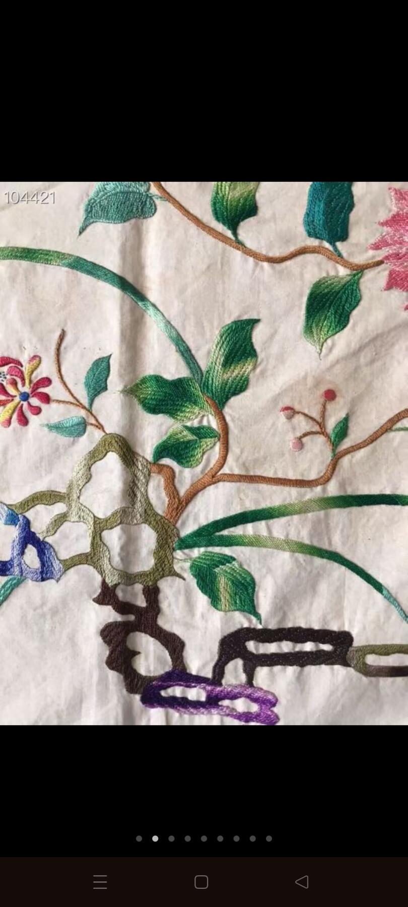 清代刺绣赏品，图案精美绝伦，清秀优雅别致，花儿怒放、鸟儿枝头喳喳、蝴蝶🦋飞飞、嬉戏花朵🌺花蕊争胜！春意盎然喜庆祥和，绣工精湛复杂精细，漂亮无比，色泽鲜艳醇厚饱满，图案精美绝伦，尽显灵动飘逸之唯美意境，惹人醉，包浆浑厚自然，保存完好无损，大开门纯真老货，大户人家所能拥有的高端大气精致优雅之佳品！