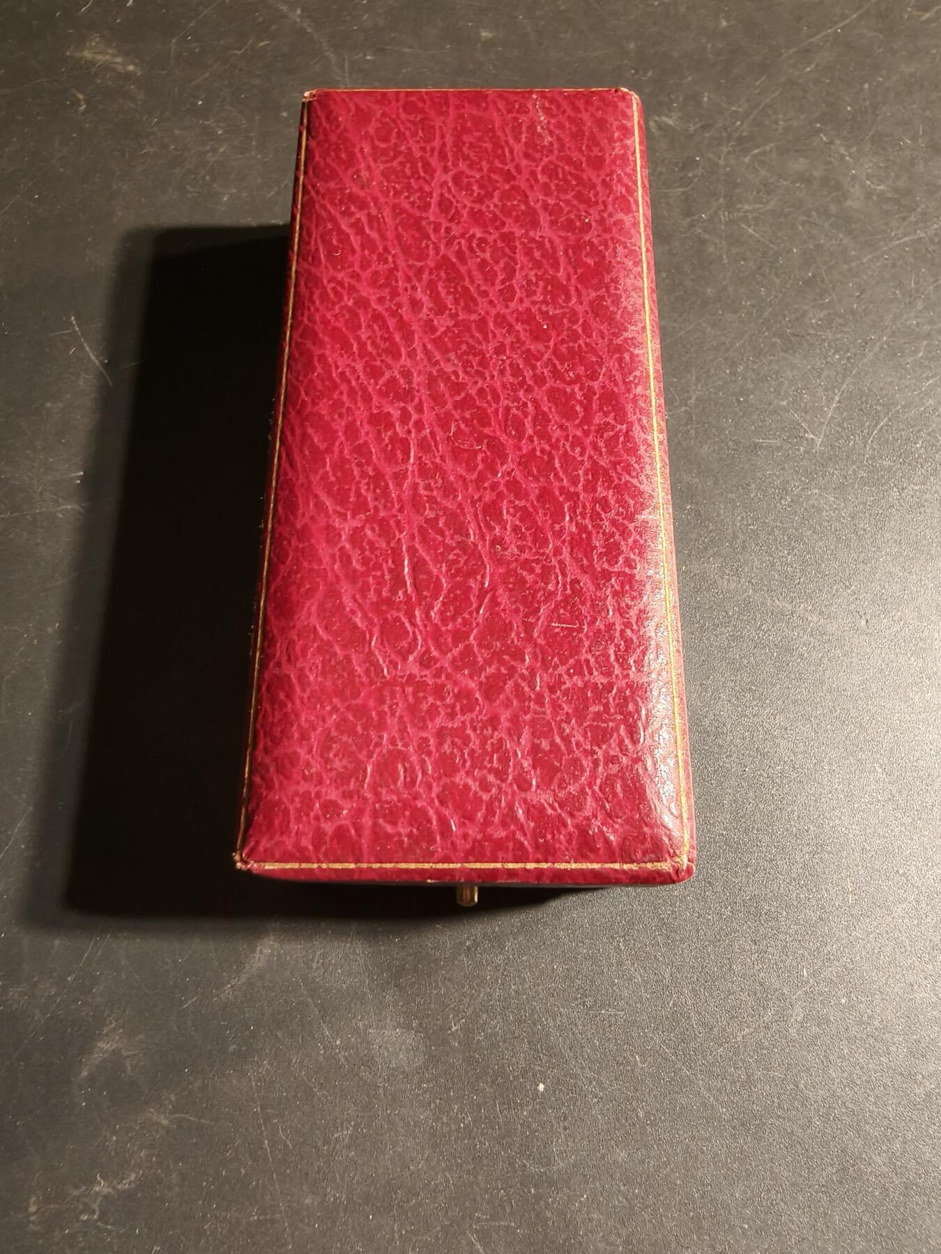 老王徽章第169期 法国军官级鼓励奉献协会勋章     原盒      该勋章是颁发给在人道主义、慈善或民事奉献方面表现出杰出行为的个人的。 它于1910 年设立，旨在表彰英勇和无私的行为。