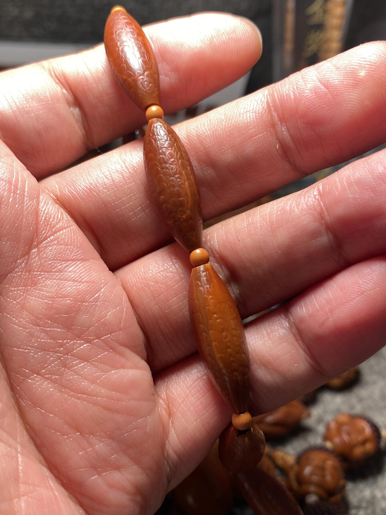 以核会友，中国非物质文化遗产苏工核雕手作 福利苏工核雕，纯手工回纹珠，铁核柳叶精工10年老核，个性十足，等待有缘人，与众不同，尺寸0。95x2.65喜欢的来