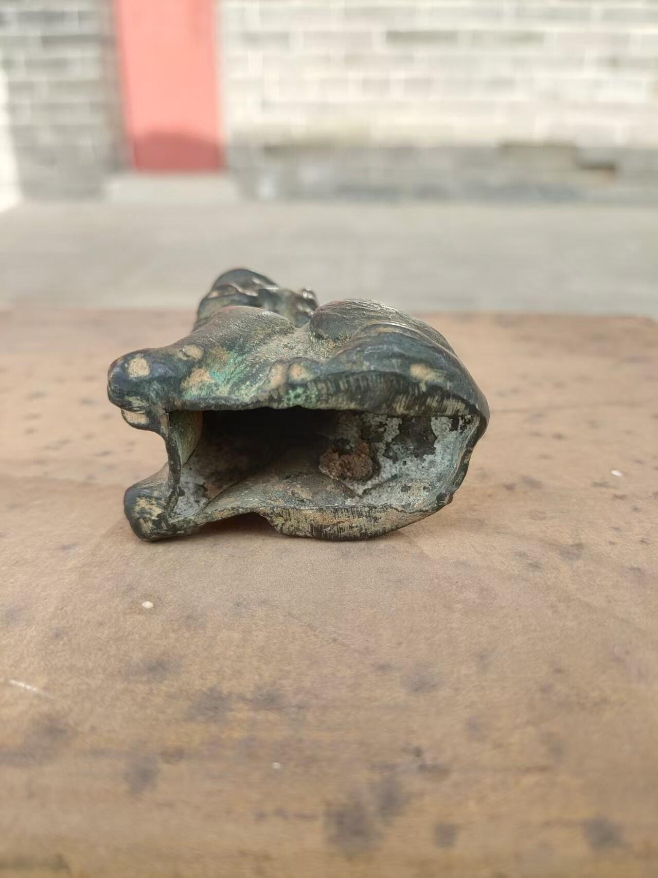 清代老铜狮子摆件，纯铜材质，分量足，包浆自然，造型威武，适合书房、茶室、收藏或镇纸用。老物件有岁月痕迹，整体保存不错